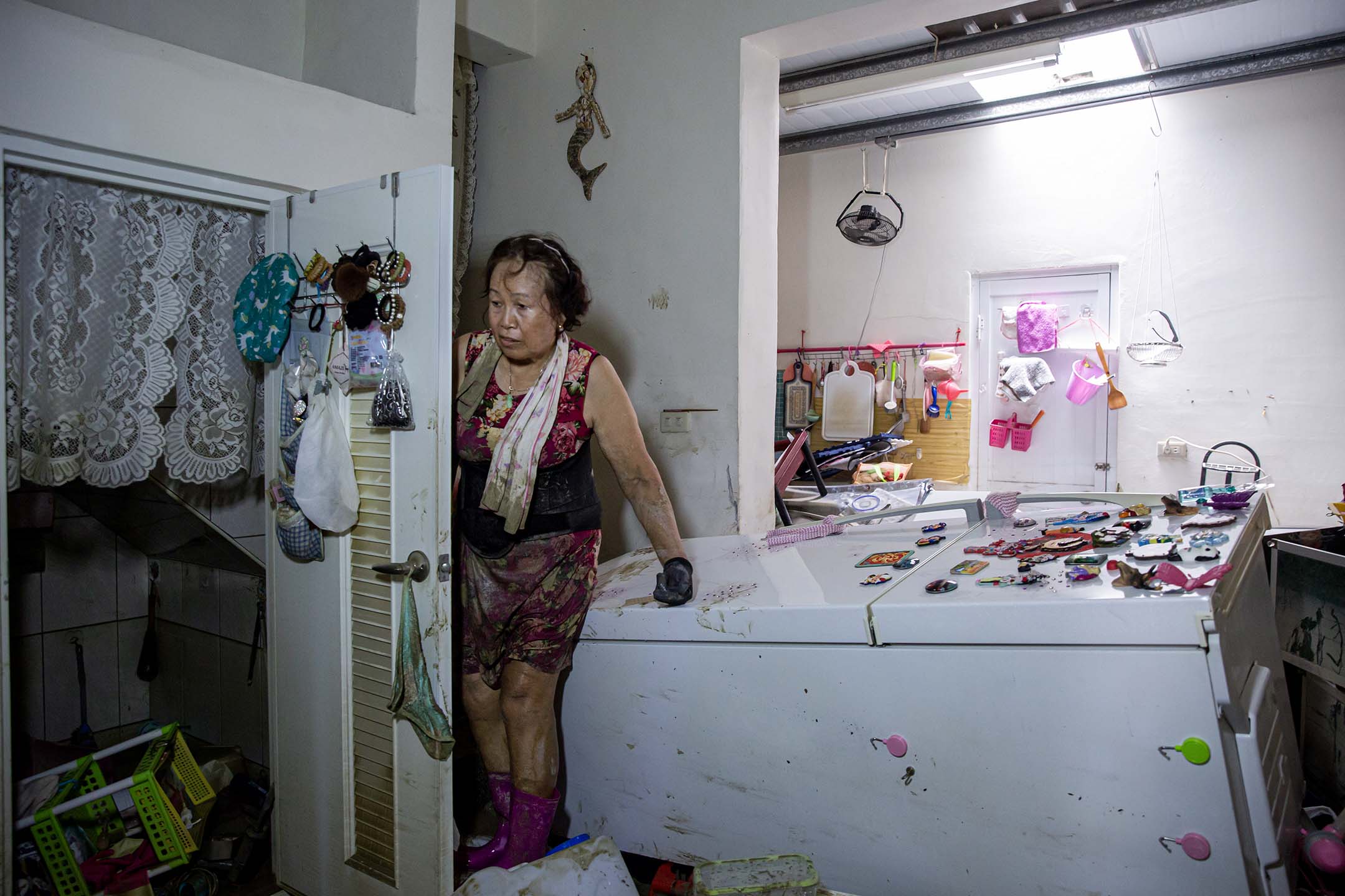 2024年7月27日，嘉義水上鄉，居民在淹水後的房子內收拾。 攝：陳焯煇/端傳媒