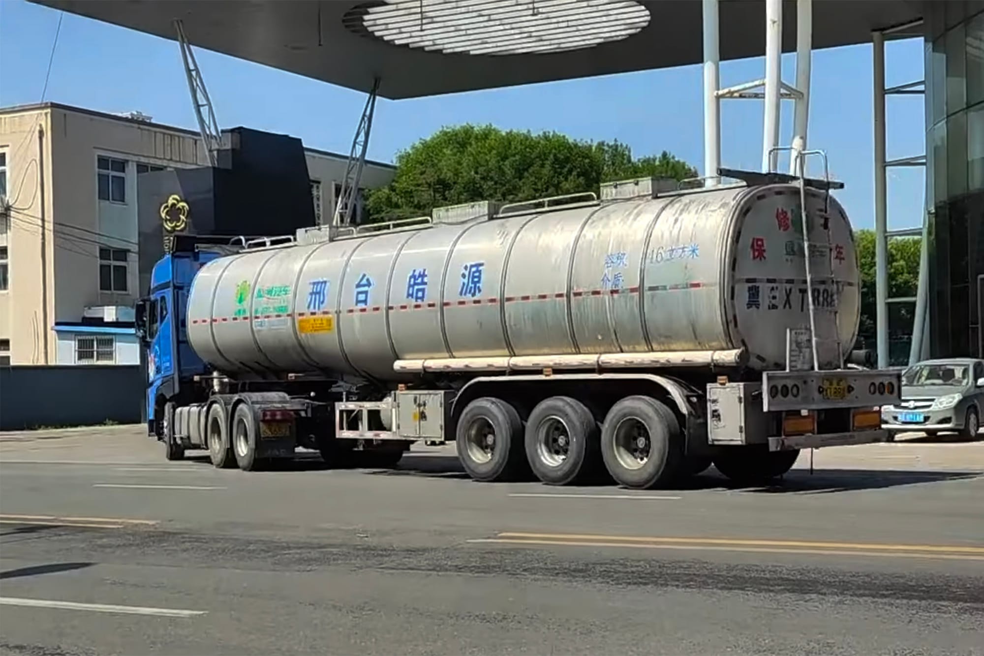 据新京报记者的跟踪调查,一辆从宁夏运输煤制油到河北的罐车(车牌冀E尾号65Z),卸货后没有清洗油罐,却顺利进入位于河北三河的汇福粮油集团生产厂区,装满一级豆油后驶出。图 : 影片截图