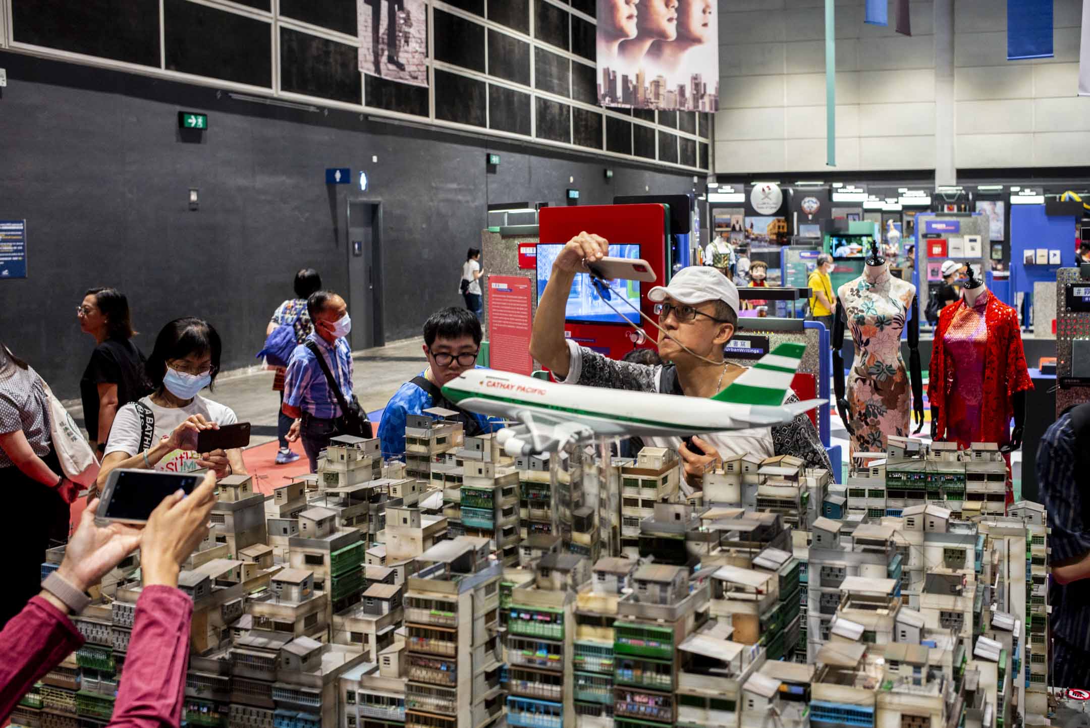 2024年7月17日,香港书展以“影视文学”为年度主题,并展出一些电影的场景模型。摄:林振东/端传媒