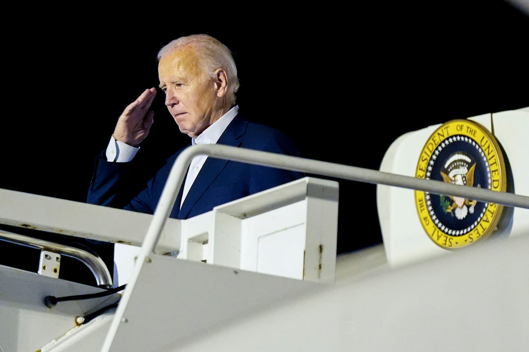 2024年7月13日，美國總統拜登在特拉華州多佛爾空軍基地登上空軍一號時致敬。攝：Manuel Balce Ceneta/AP/達志影像