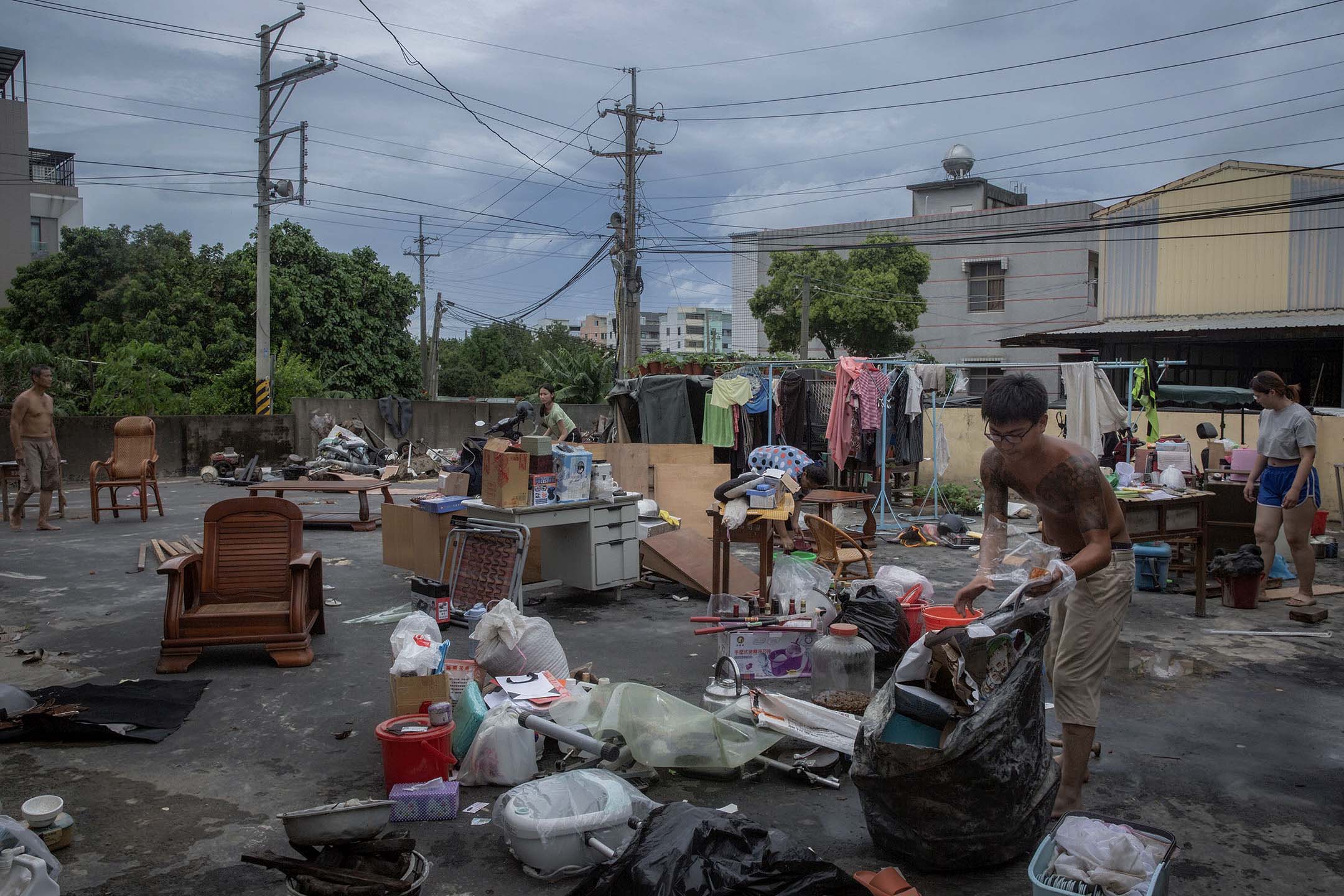 2024年7月27日，嘉義水上鄉，居民在整理淹水後的家。攝：陳焯煇/端傳媒