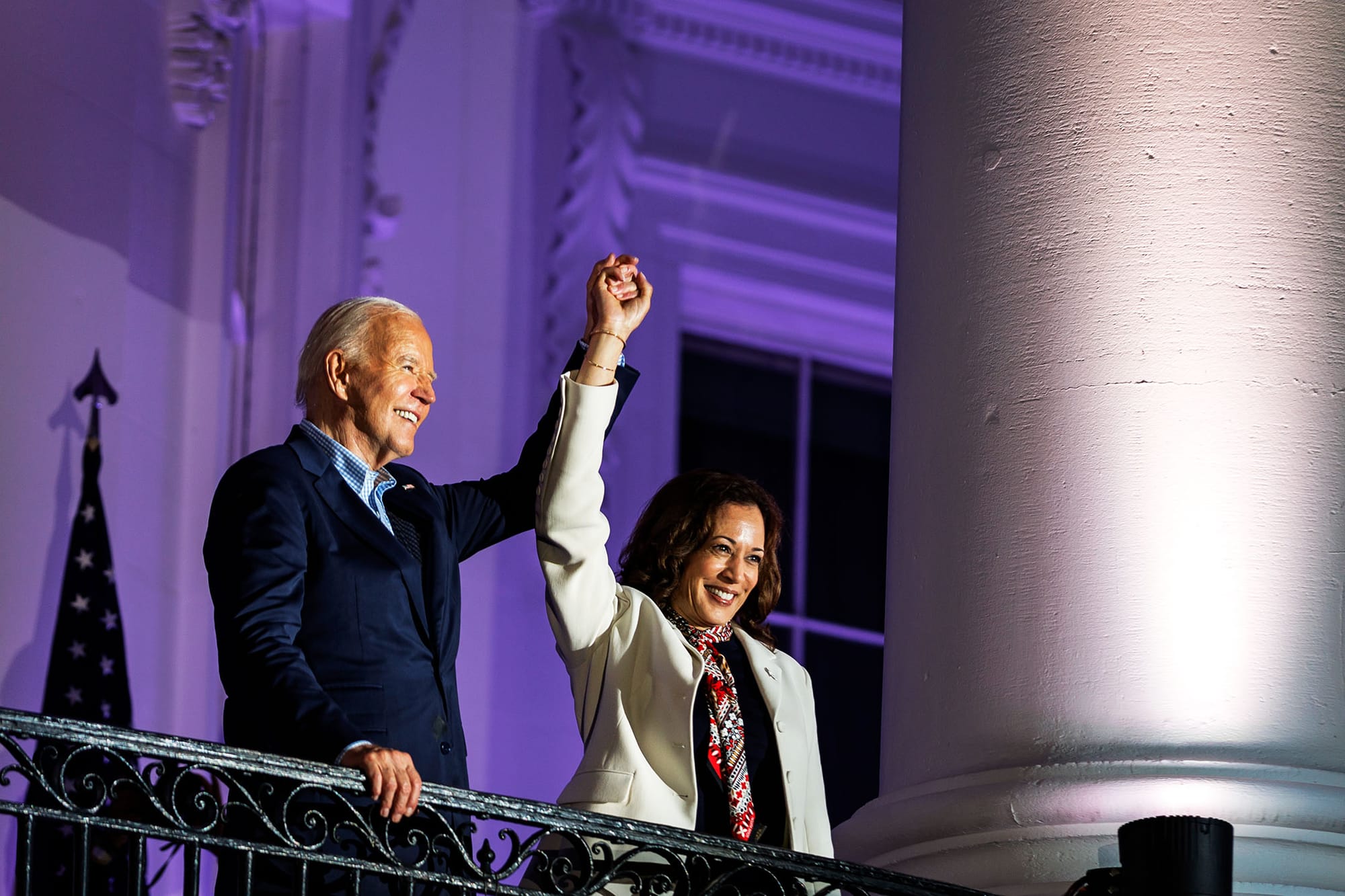 2024年7月4日，美國華盛頓，總統拜登與副總統賀錦麗在白宮陽台慶祝獨立紀念日活動。攝：Samuel Corum/Getty Images