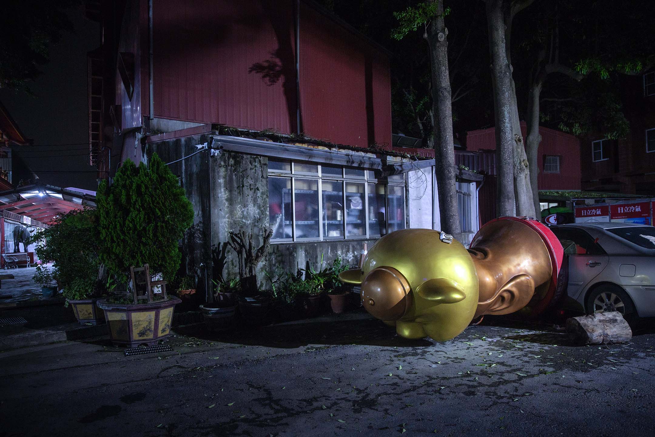 2024年7月27日，台南鹽水，一個倒掉的像。攝：陳焯煇/端傳媒