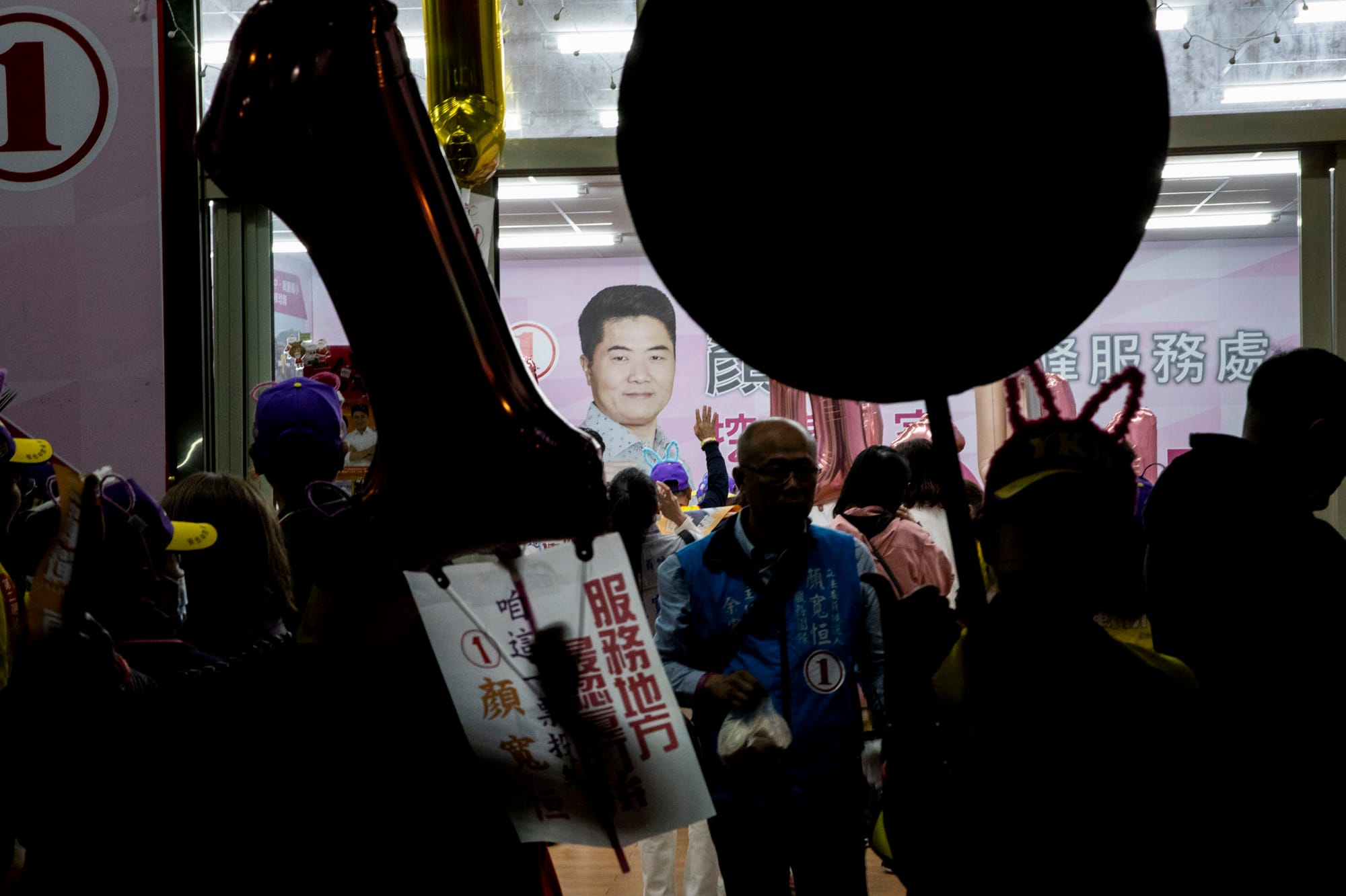 2024年1月6日,国民党立委参选人颜宽恒在台中的选举总部。摄:林振东/端传媒