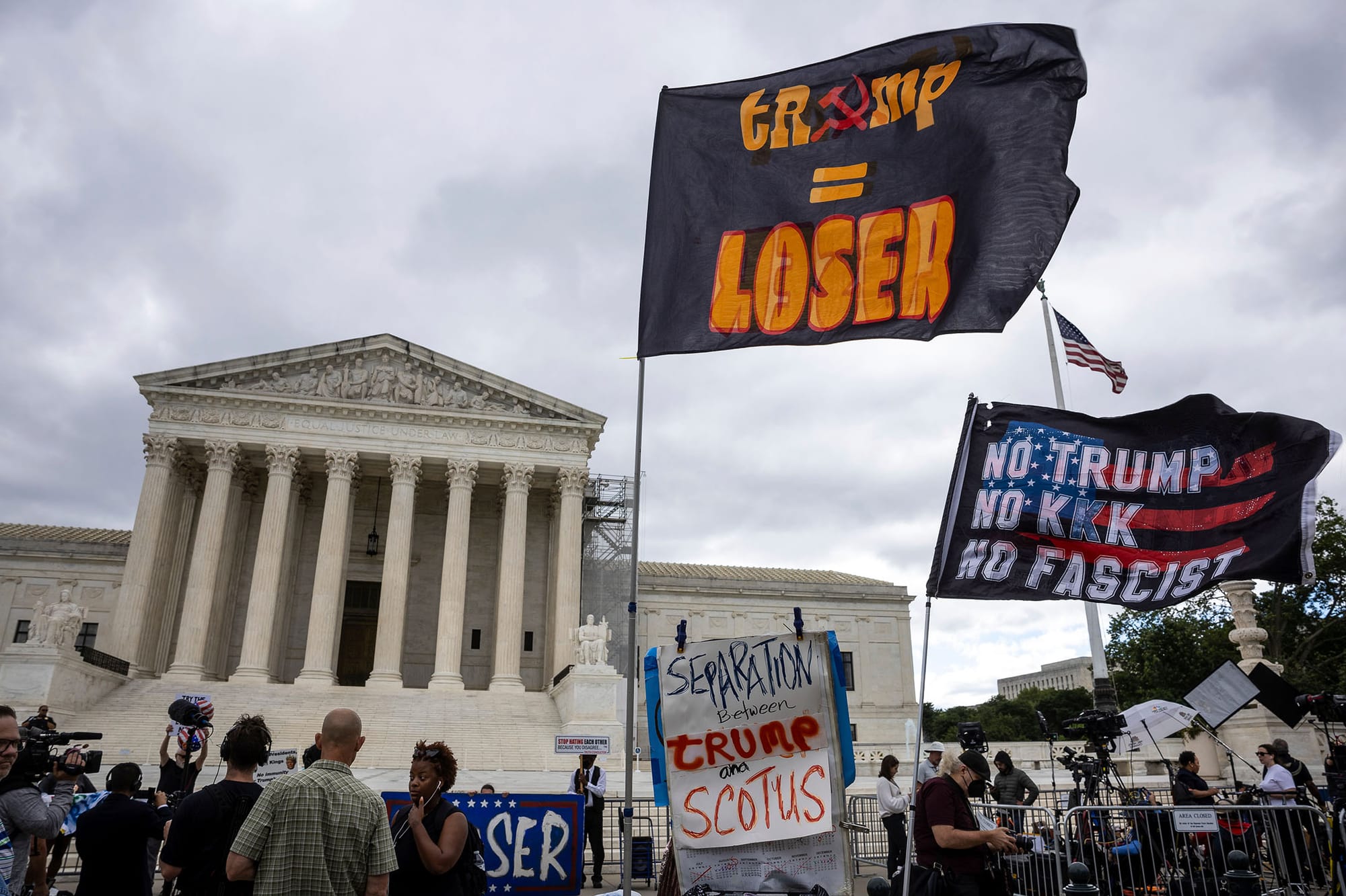 2024年7月1日,美國華盛頓,最高法院審理Trump v. the United States 一案,有市民在法院外示威。攝:Francis Chung/POLITICO via AP Images/達志影像