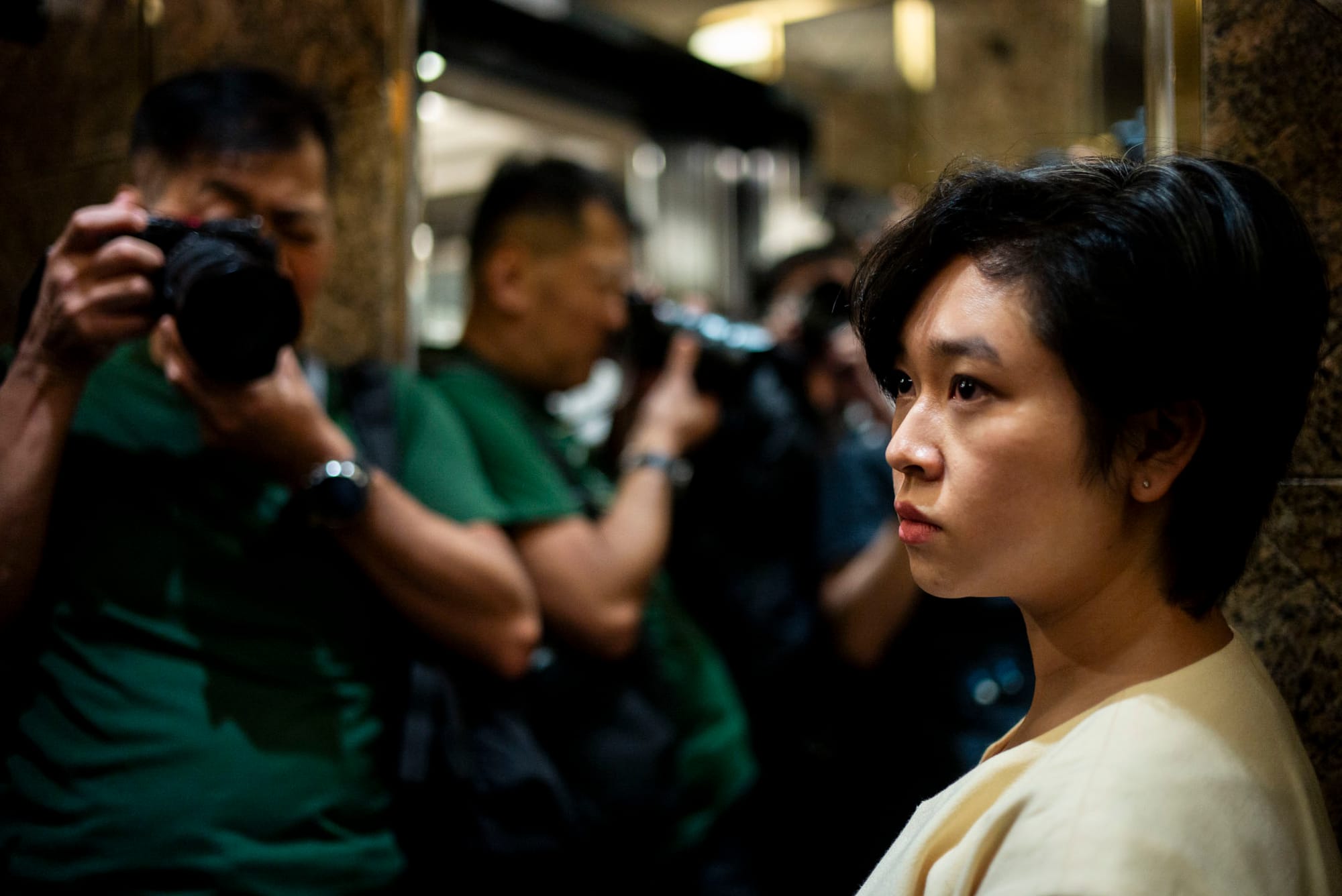 2024年7月17日，香港記者協會主席鄭嘉如遭《華爾街日報》辭退後，離開中環廣場的辦公室，被大批傳媒追訪。攝：林振東/端傳媒