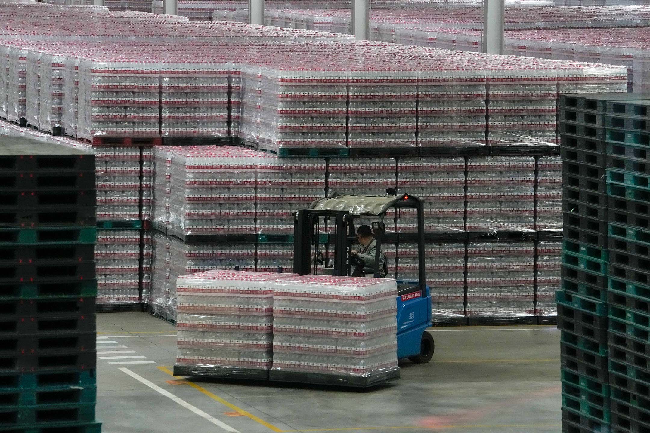 2023年5月11日，中國湖北，一間農夫山泉的工廠。攝：Andy Wong/AP/達志影像