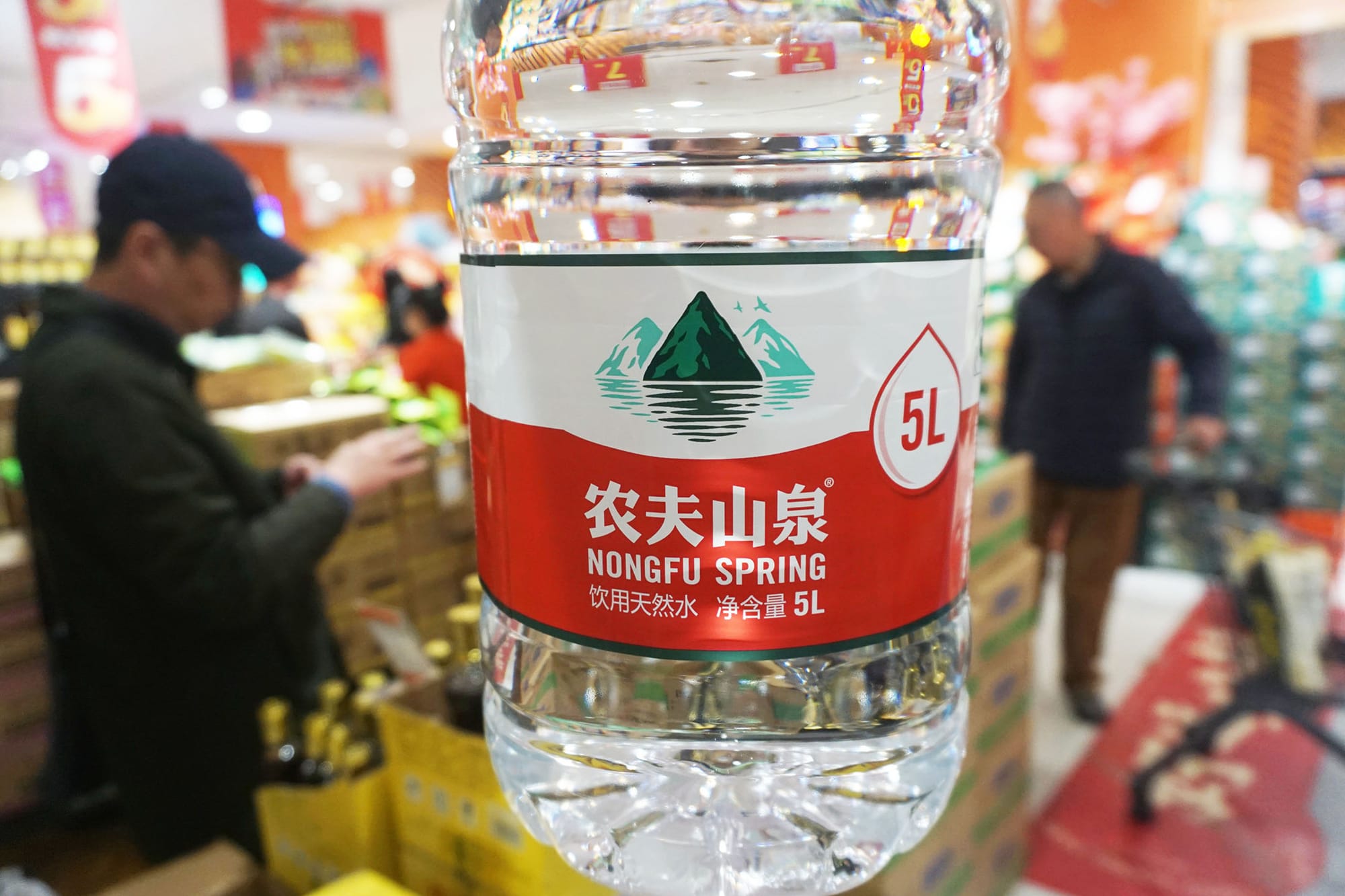 2024年3月22日，中國杭州，一家超市的農夫山泉瓶裝水。攝：CFOTO/Future Publishing via Getty Images