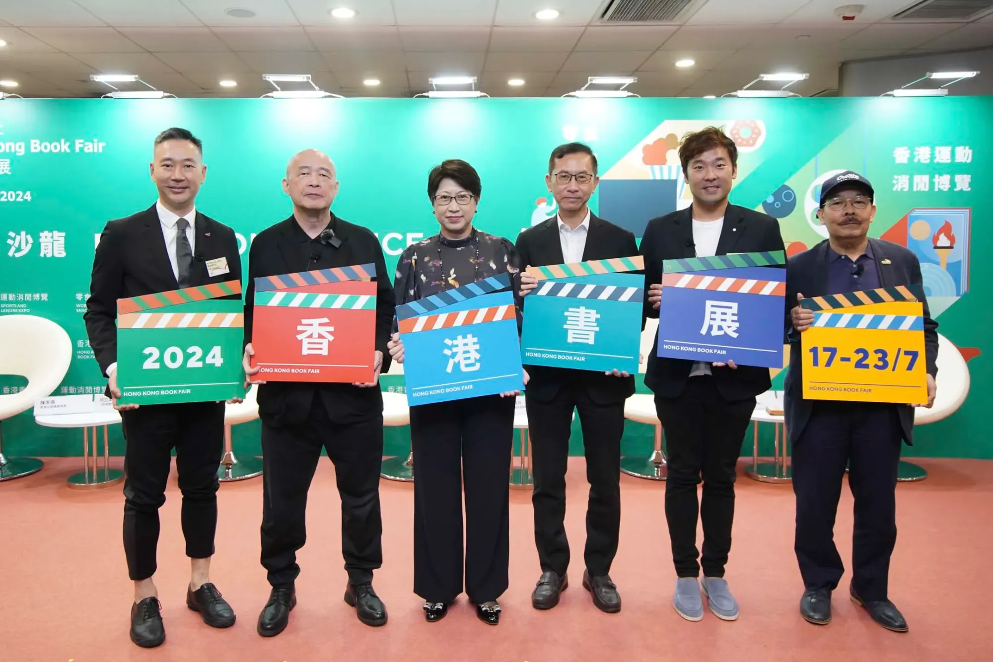 香港出版总会理事陈家扬、《亚洲周刊》总编辑邱立本、香港贸易发展局副总裁张淑芬、香港出版总会会长李家驹博士、世界文化艺术廊策展人张国麟,以及资深影评人及导演黄国兆出席文化沙龙记者会,为书展揭开序幕。