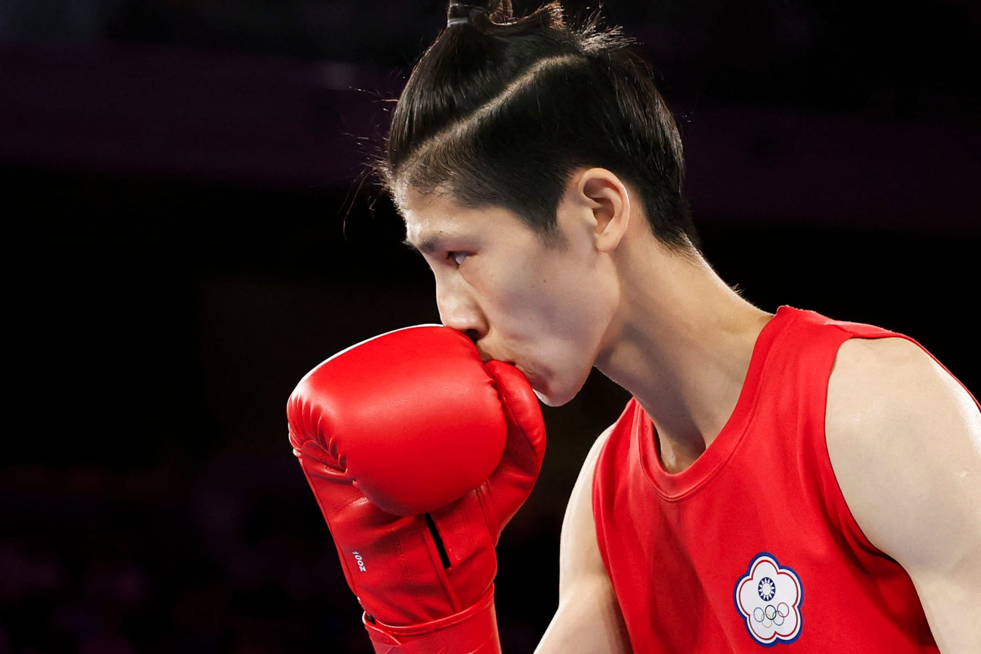 2024年8月7日,2024年巴黎奥运会,台湾拳击运动员林郁婷(红衣)与土耳其拳手Esra Yildiz Kahraman(蓝衣)在奥运57公斤级四强赛中。摄:Peter Cziborra/Reuters/达志影像