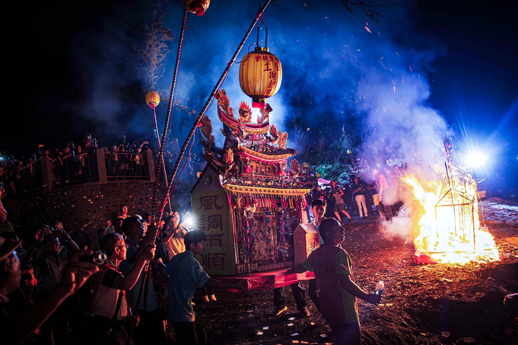 2024年8月17日，鸡笼中元祭，各姓氏宗亲会于八斗子望海巷放水灯。摄：陈焯煇/端传媒