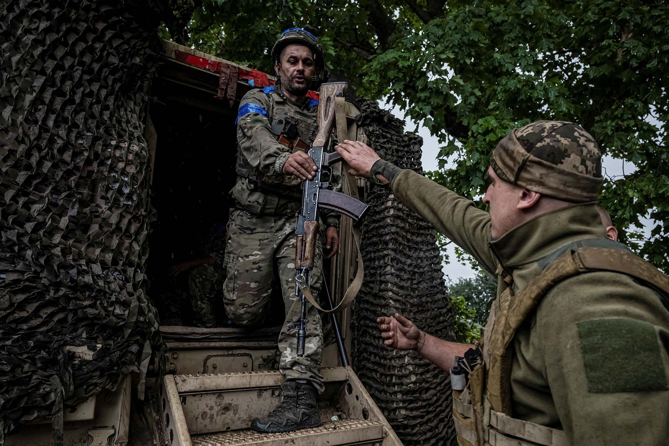 2024年8月13日,烏克蘭蘇梅地區俄羅斯邊境附近,烏克蘭軍人從一輛裝甲運兵車中走出來。攝:Viacheslav Ratynskyi/Reuters/達志影像