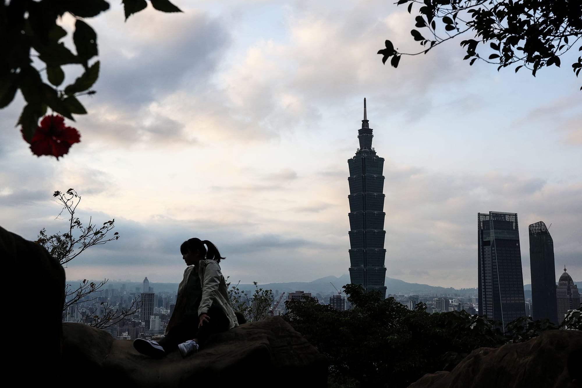 2024年1月9日，台北，一名遊客在瞭望台上拍照。攝：Valeria Mongelli/Anadolu via Getty Images)