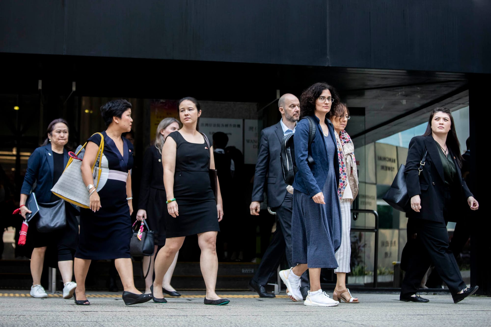 2024年8月29日,“立场新闻”母公司、前总编辑钟沛权、时任署任总编辑林绍桐被控串谋发布煽动刊物案在区域法院裁决,外国领事到庭听审。摄:林振东/端传媒