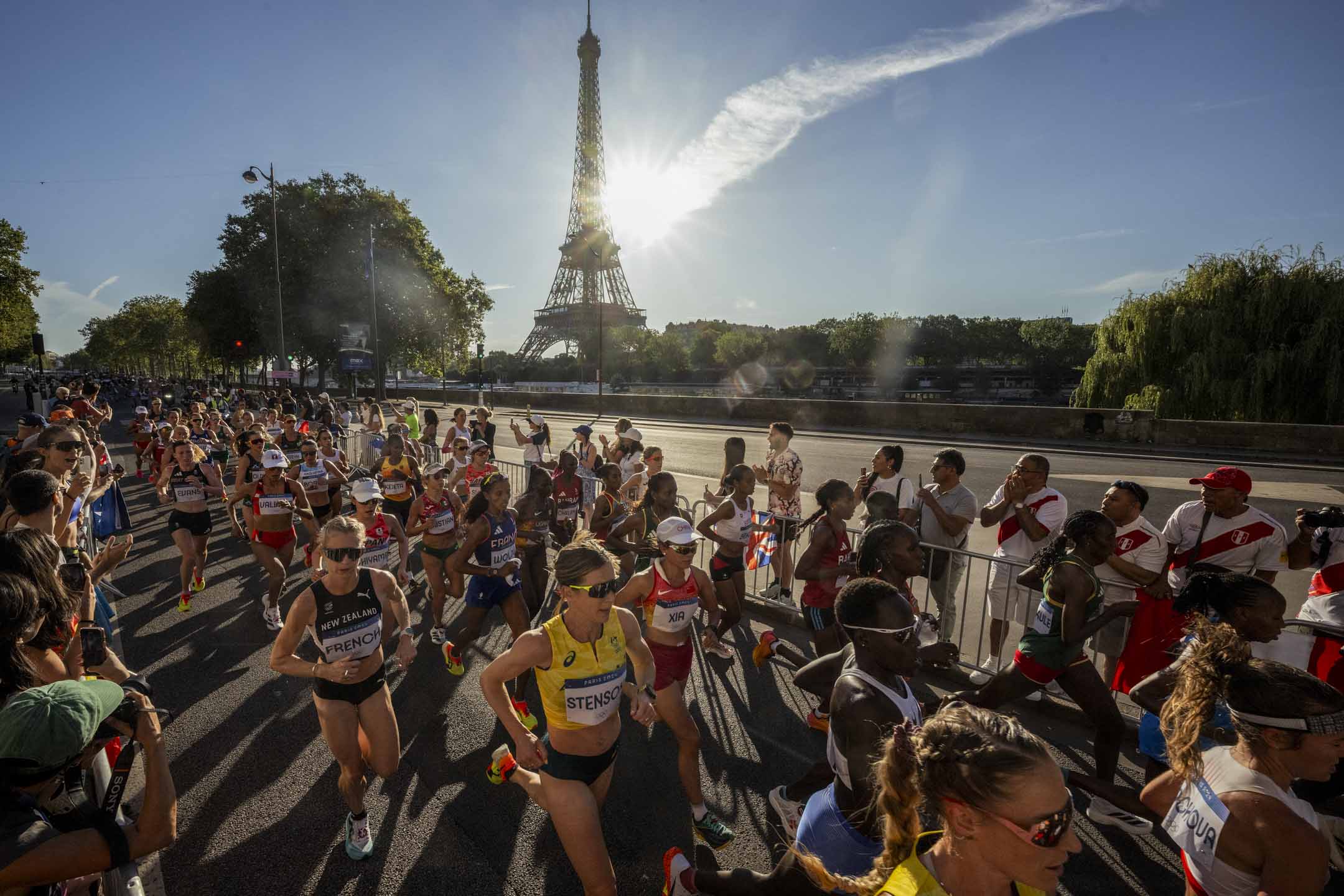 2024年8月11日,巴黎奧運榮女子馬拉松比賽,運動員跑步越過艾菲爾鐵塔。攝:David Ramos/Getty Images