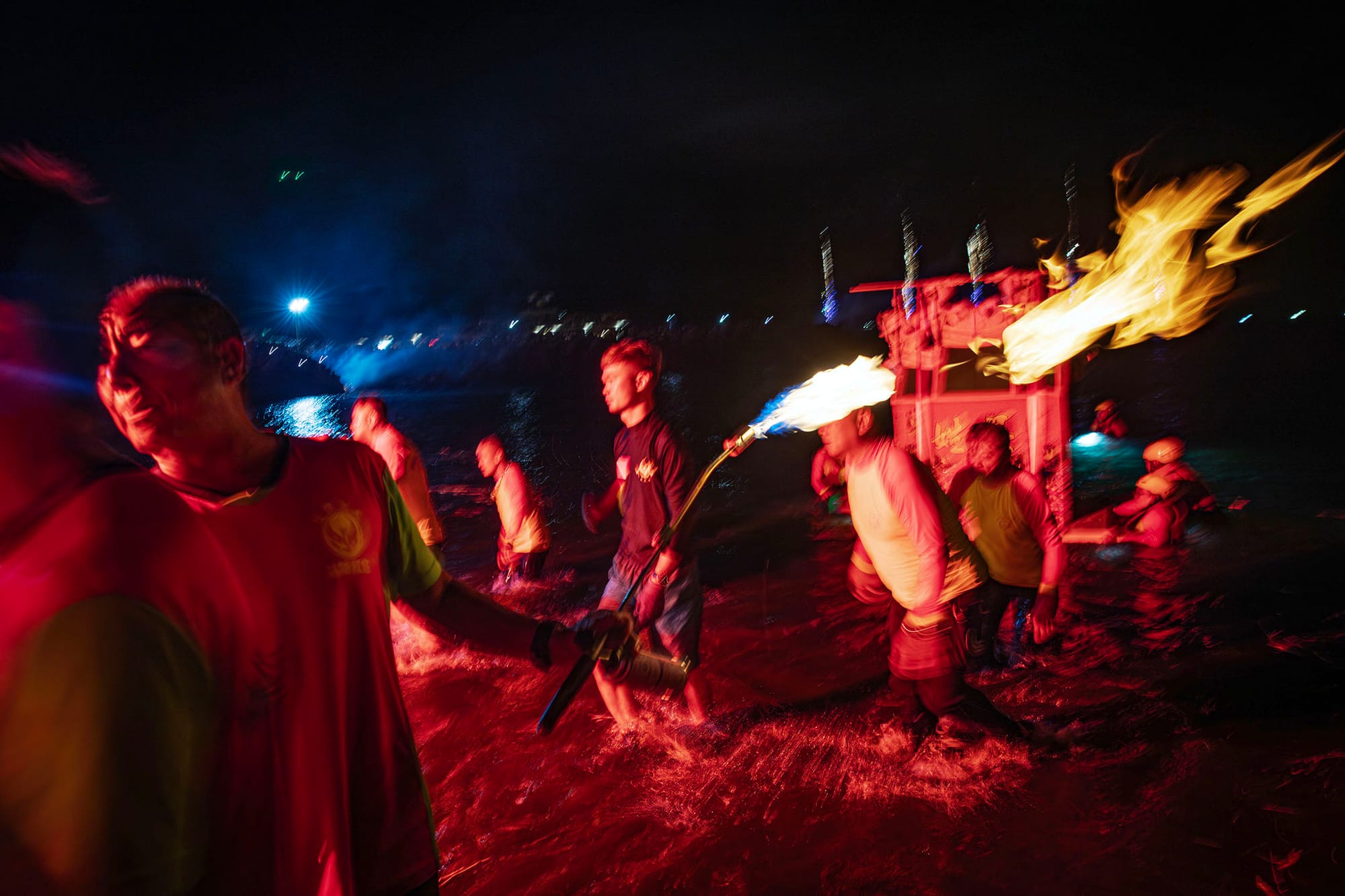 2024年8月17日，鸡笼中元祭，各姓氏宗亲会于八斗子望海巷放水灯。摄：陈焯煇/端传媒