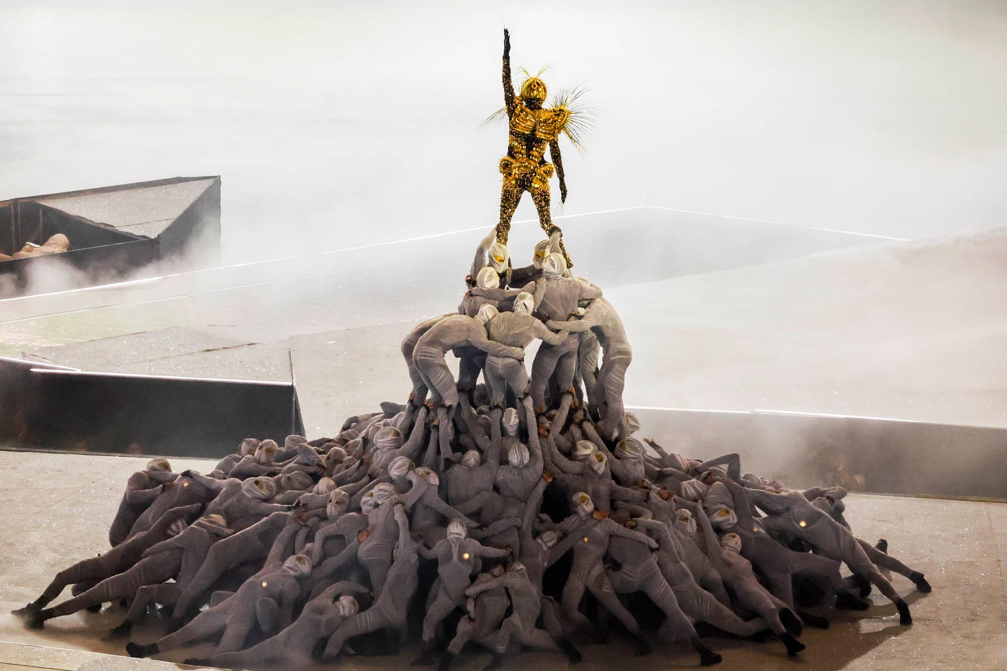 2024年8月11日,「金航者」( Golden Voyager )在巴黎奧運閉幕禮上進行表演。攝:Lu Lin/CHINASPORTS/VCG via Getty Images