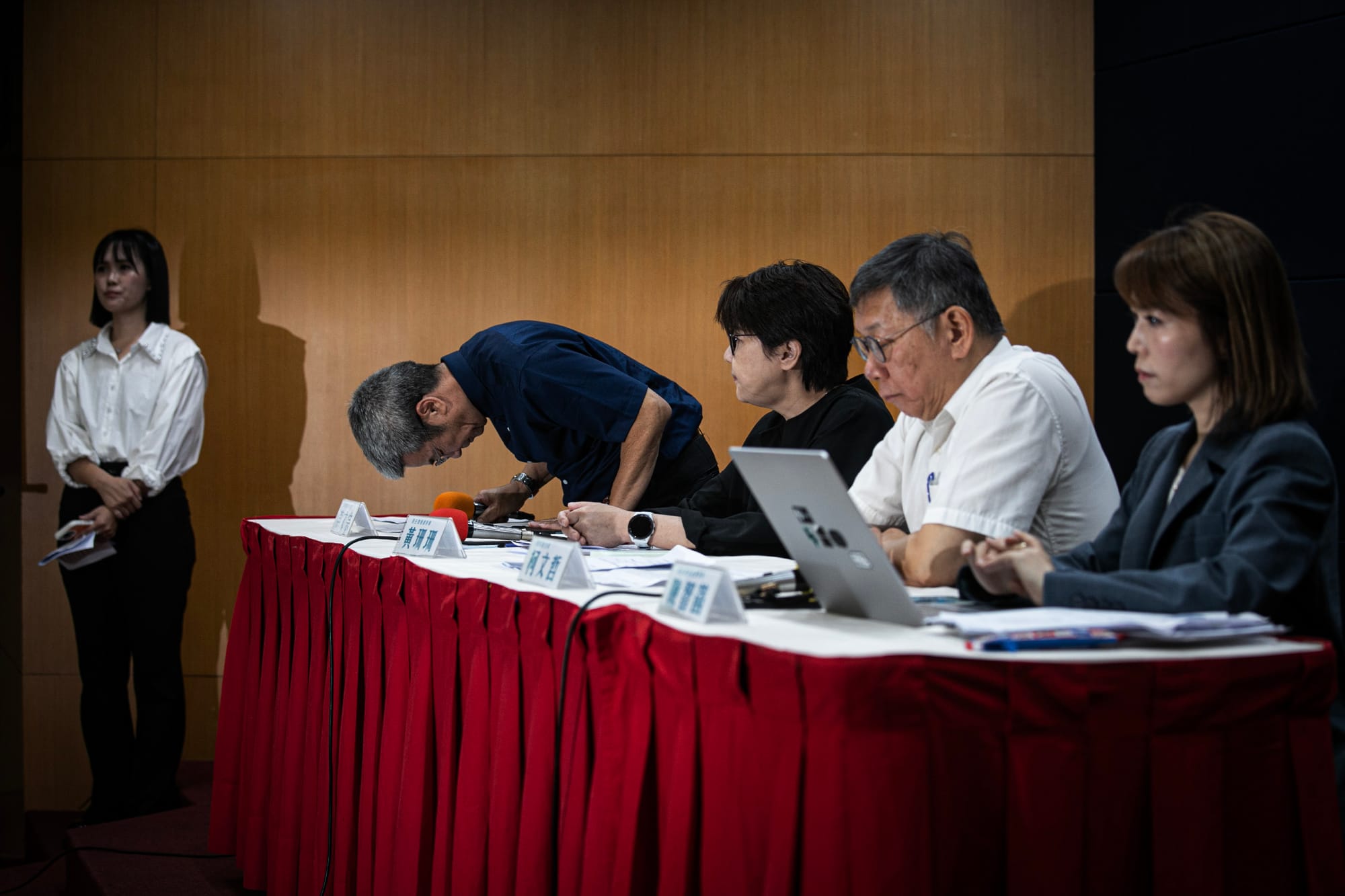 2024年8月12日,台北,民众党主席柯文哲举行记者会说明政治献金申报不实争议,时任竞总财务长李文宗鞠躬道歉。摄:陈焯煇/端传媒