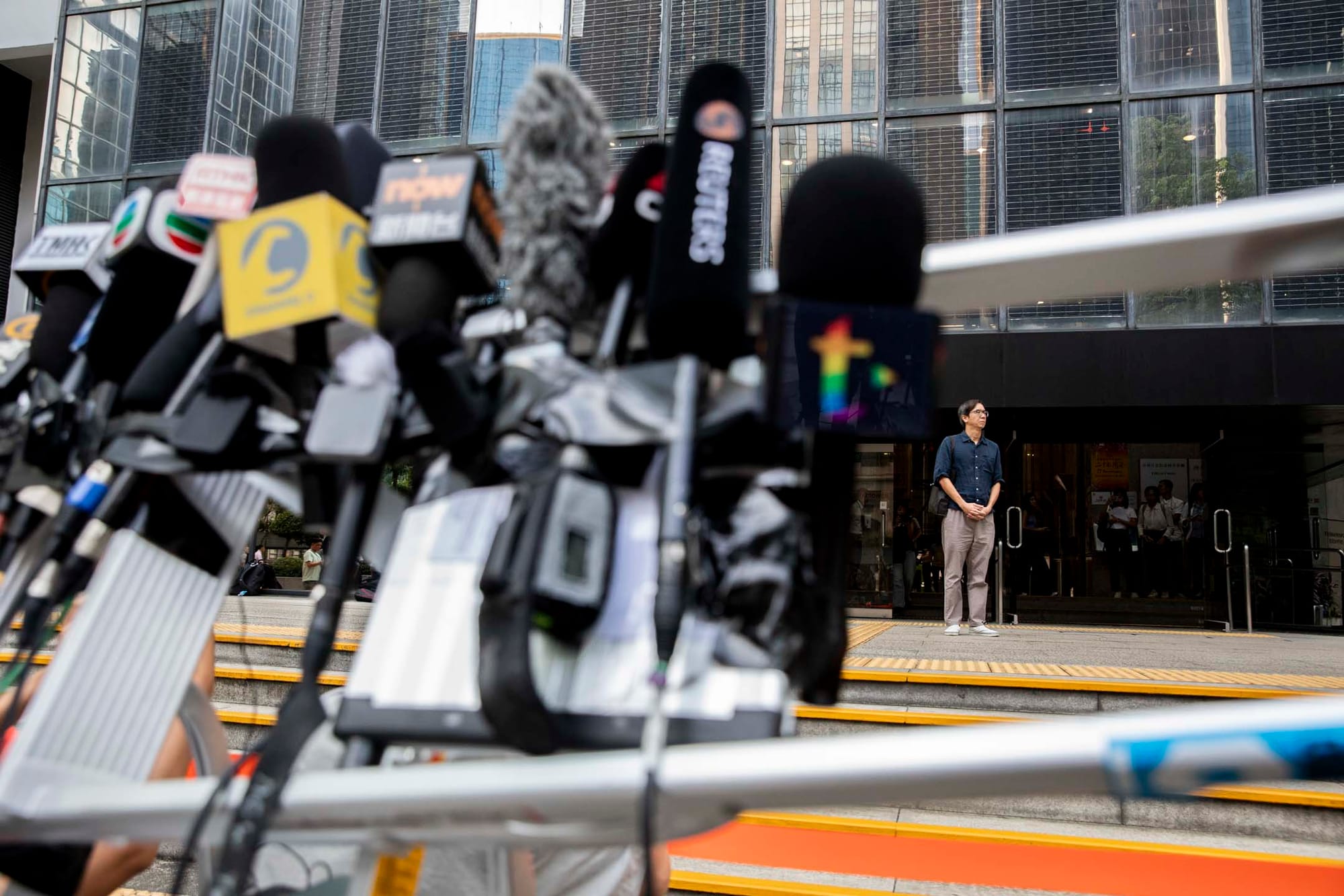 2024年8月29日,“立场新闻”母公司、前总编辑钟沛权、时任署任总编辑林绍桐被控串谋发布煽动刊物案在区域法院裁决,其中钟沛权离庭时被大批传媒包围拍摄。摄:林振东/端传媒