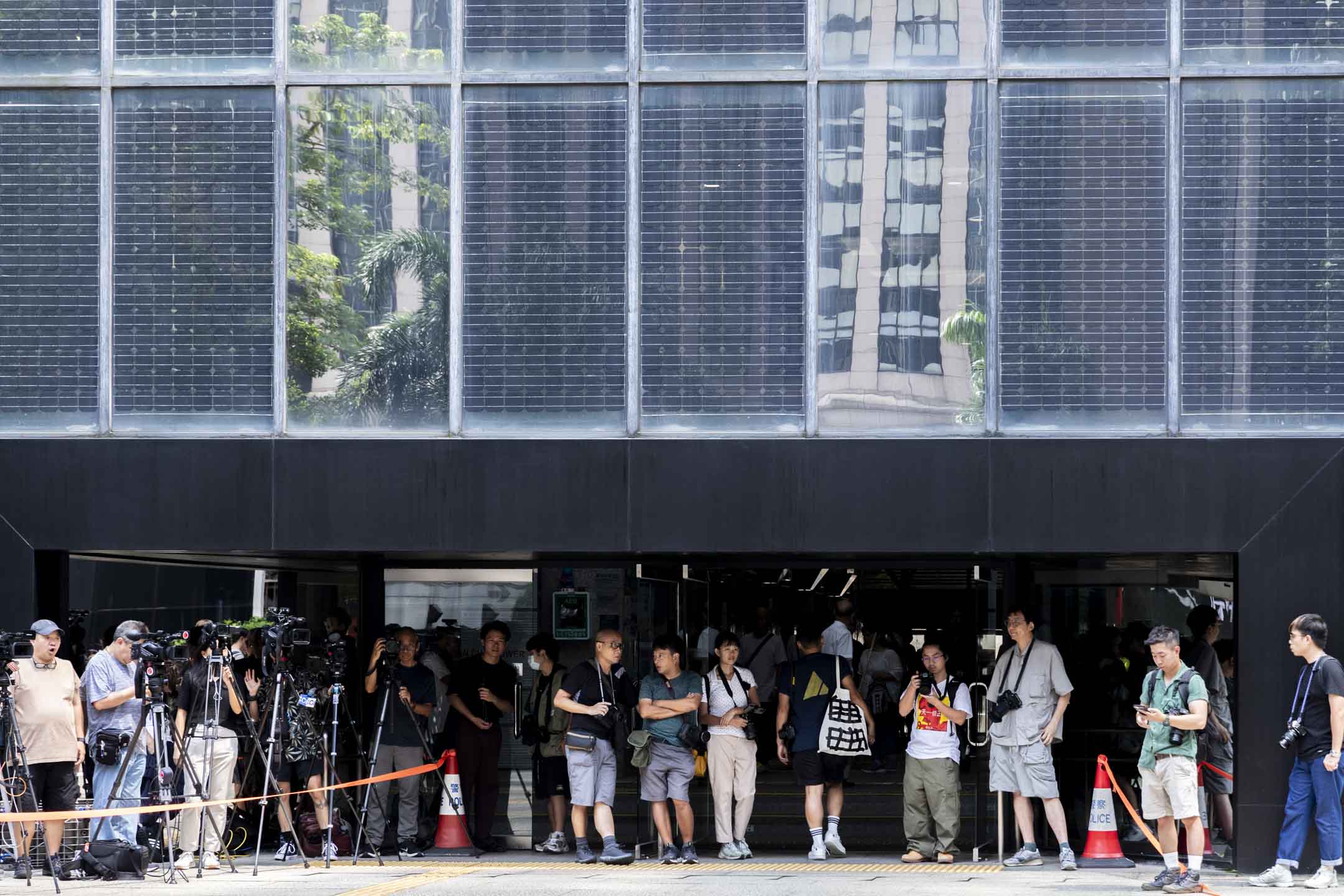 2024年8月29日,“立场新闻”母公司、前总编辑钟沛权、时任署任总编辑林绍桐被控串谋发布煽动刊物案在区域法院裁决,大批传媒在外等候。摄:林振东/端传媒