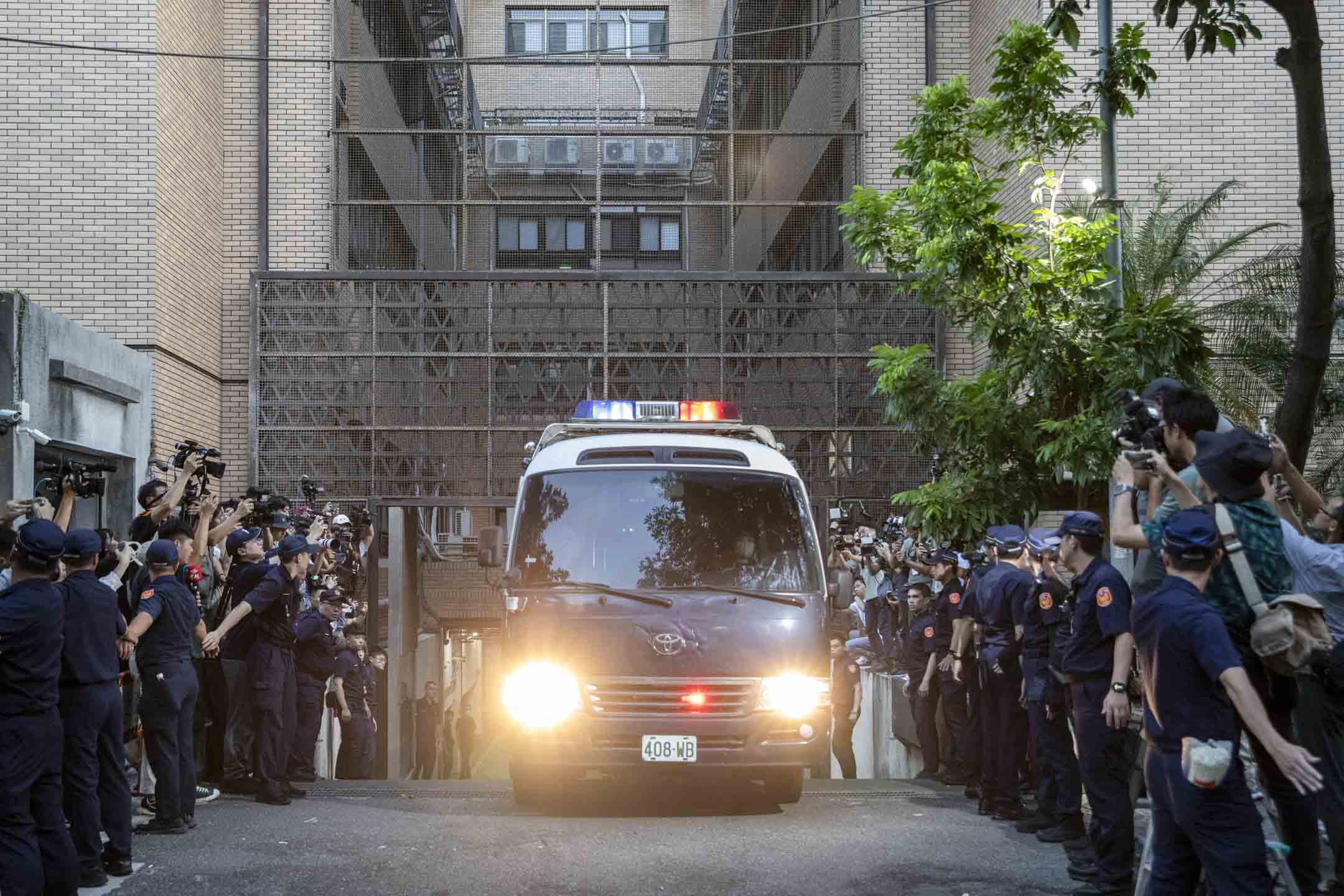 2024年9月5日,民衆黨主席柯文哲涉京華城案,台北檢察院再召開羈押庭,法院裁定「羈押禁見」,柯文哲由囚車移送台北看守所。攝:林振東/端傳媒