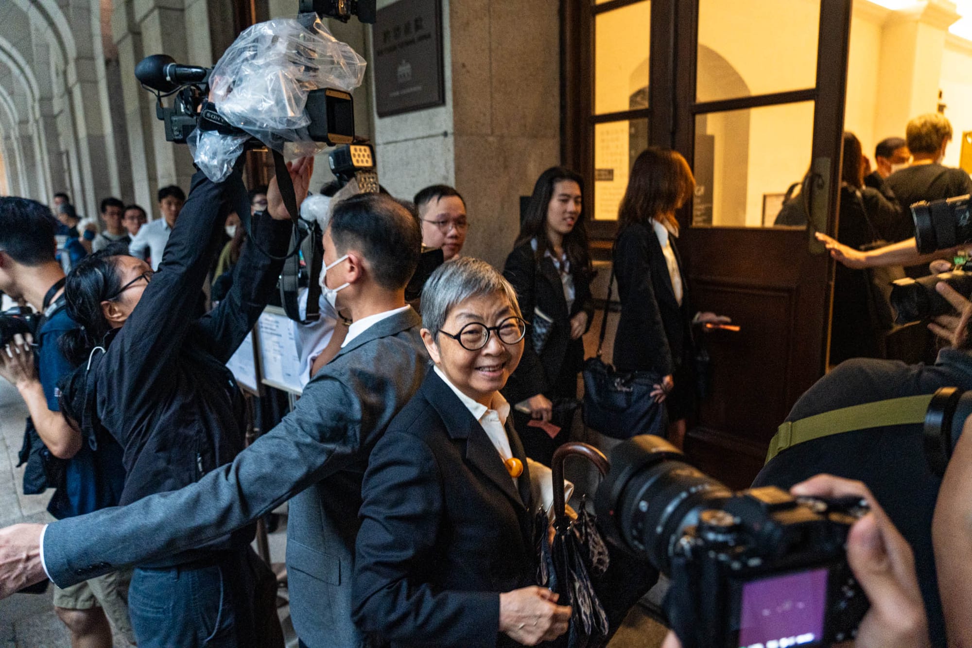 2024年8月12日，「流水式集會案」被告之一吳靄儀抵達終審法院聆訊。攝：Ryan Lai/端傳媒