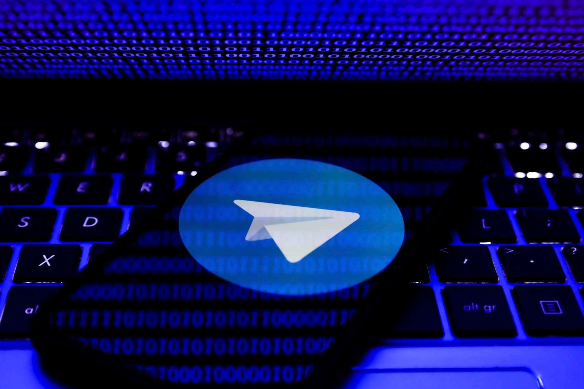 手機螢幕上顯示的Telegram 標誌和筆記型電腦。攝:Jakub Porzycki/NurPhoto via Getty Images