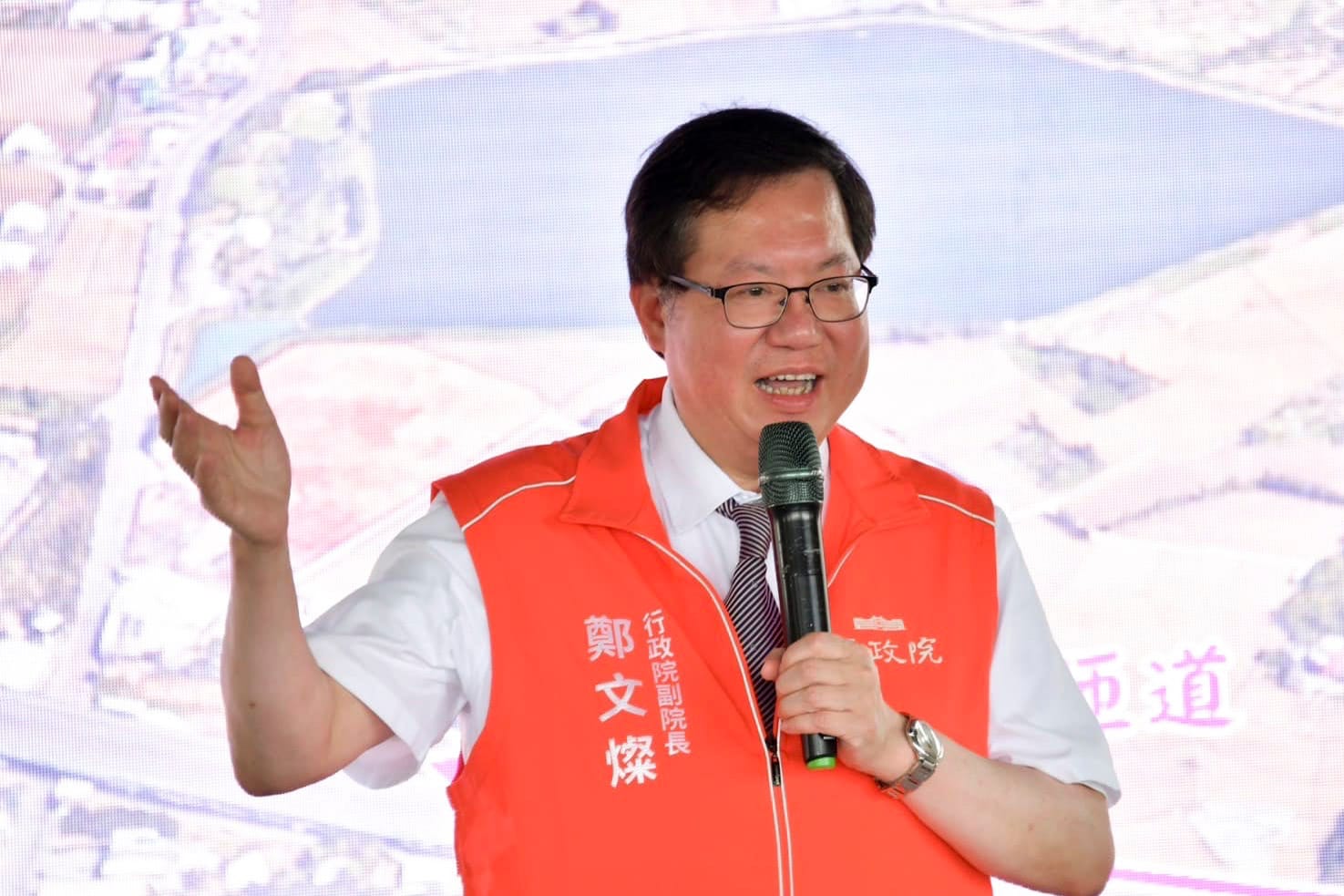 郑文灿担任行政院副院长期间出席一个活动。网上图片