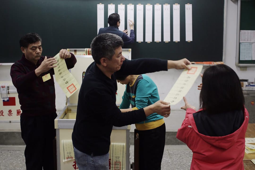  2016年1月16日，台北，选举结束后职员在三重高中点票。摄：Anthony Kwan/端传媒