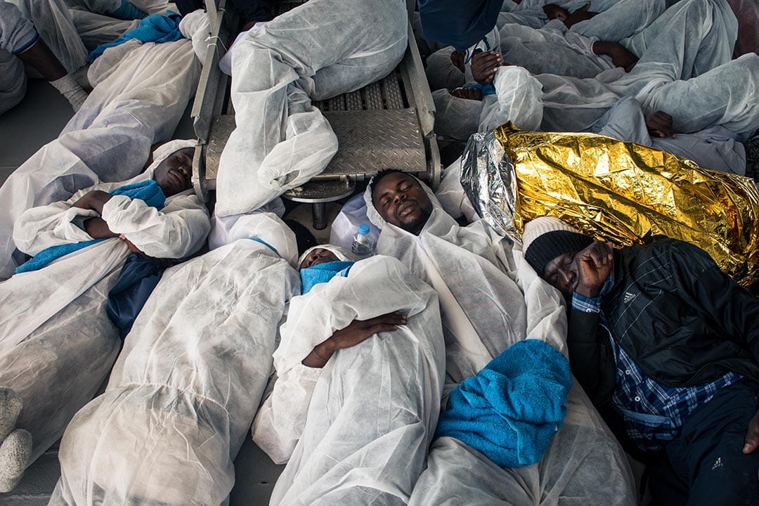 一群被救到My Phoenix上的難民在甲板底層休息。攝：Christophe Stramba/MSF
