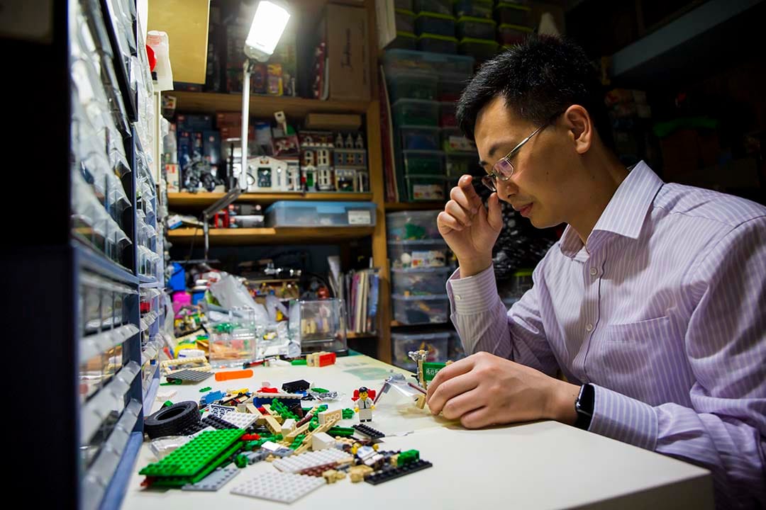 曾耀強將家中書房闢作 LEGO 設計房，訪問當天正構思砌一架飛機，模擬港產片《哪一天我們會飛》的場景。攝：羅國輝/端傳媒