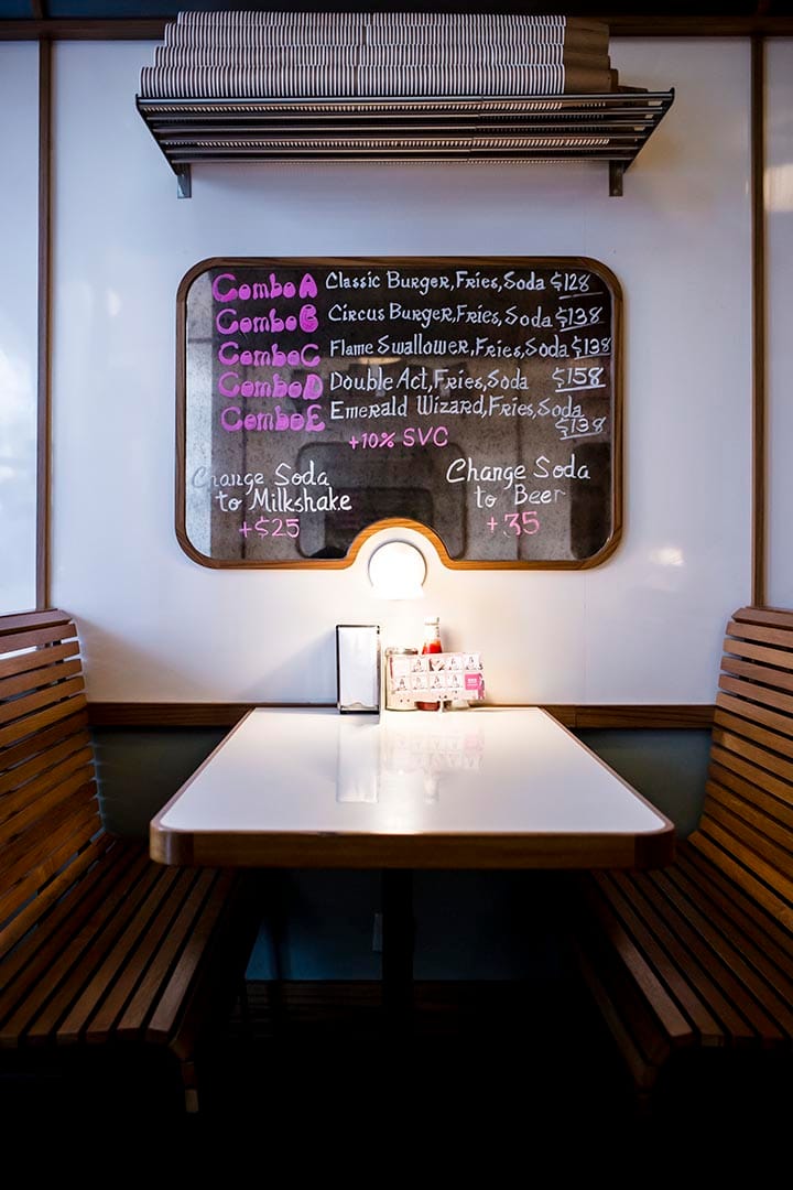 木板座位上，亮点是行李架。摄：Keith Tsuji/端传媒