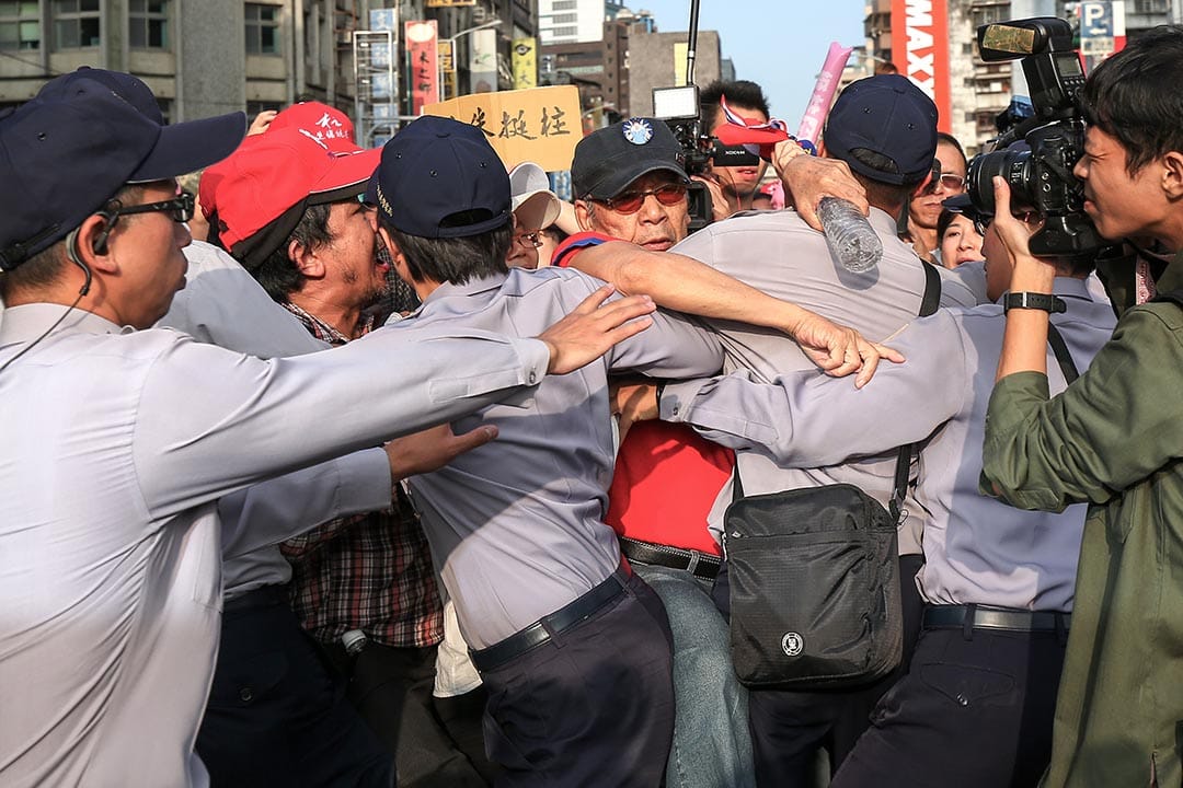 民眾企圖突破警方圍牆想要圍捕剛結束中常會立委的車。攝：張國耀/端傳媒