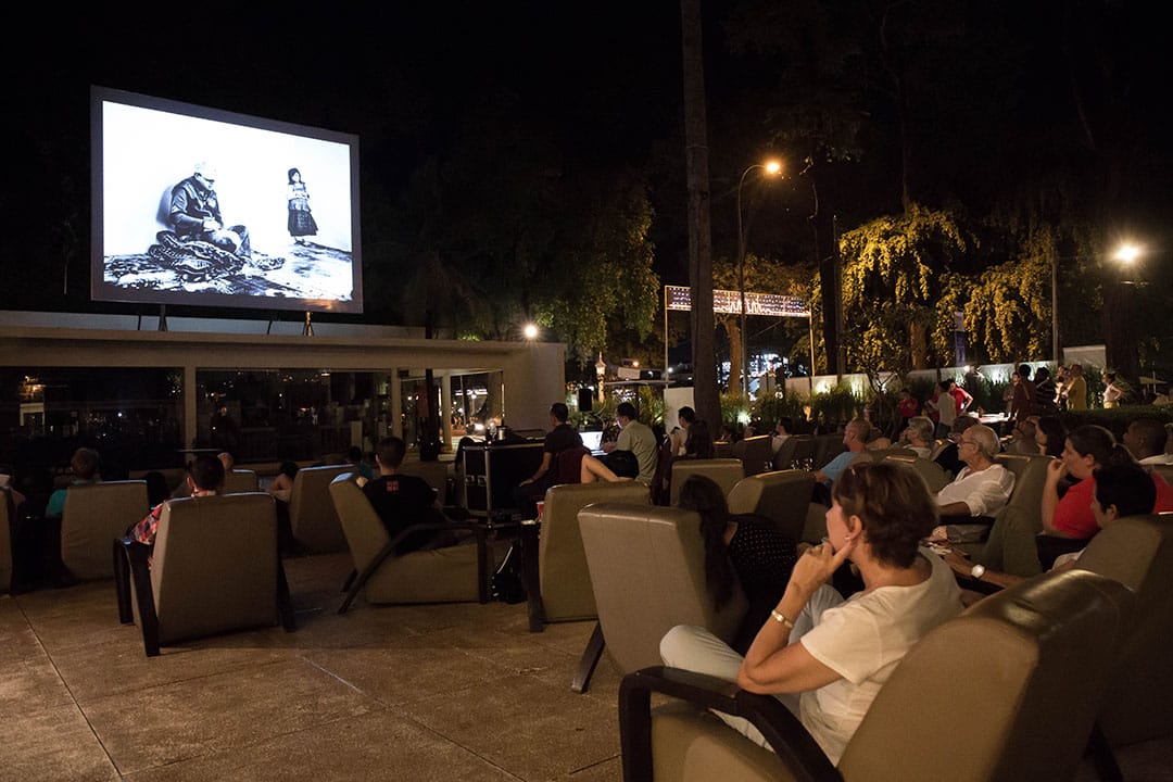  约一百位来自世界各地的摄影师在星空下，于暹粒FCC评赏图辑。摄：樊素心/ 端传媒