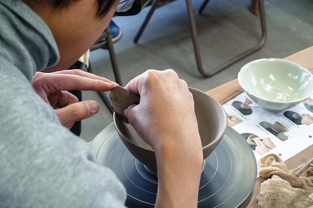 陶艺班上的铃木老师已有三十多年教授陶艺的经验。林琪香摄