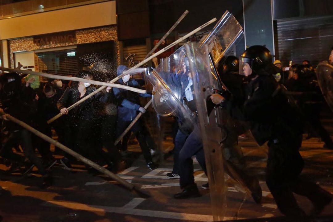 凌晨約5時，示威者以竹枝作為武器。攝：Billy.H.C.Kowk/端傳媒