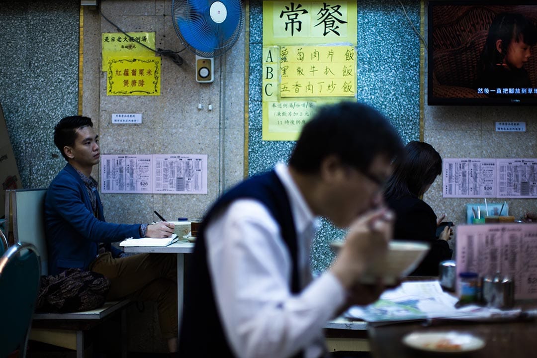 陈翊朗在自己大学时常去的茶餐厅，他说“读艺术，有时在学校里很透不过气来，到附近的茶餐厅，反倒可以思考一下”。摄：卢翊铭/端传媒