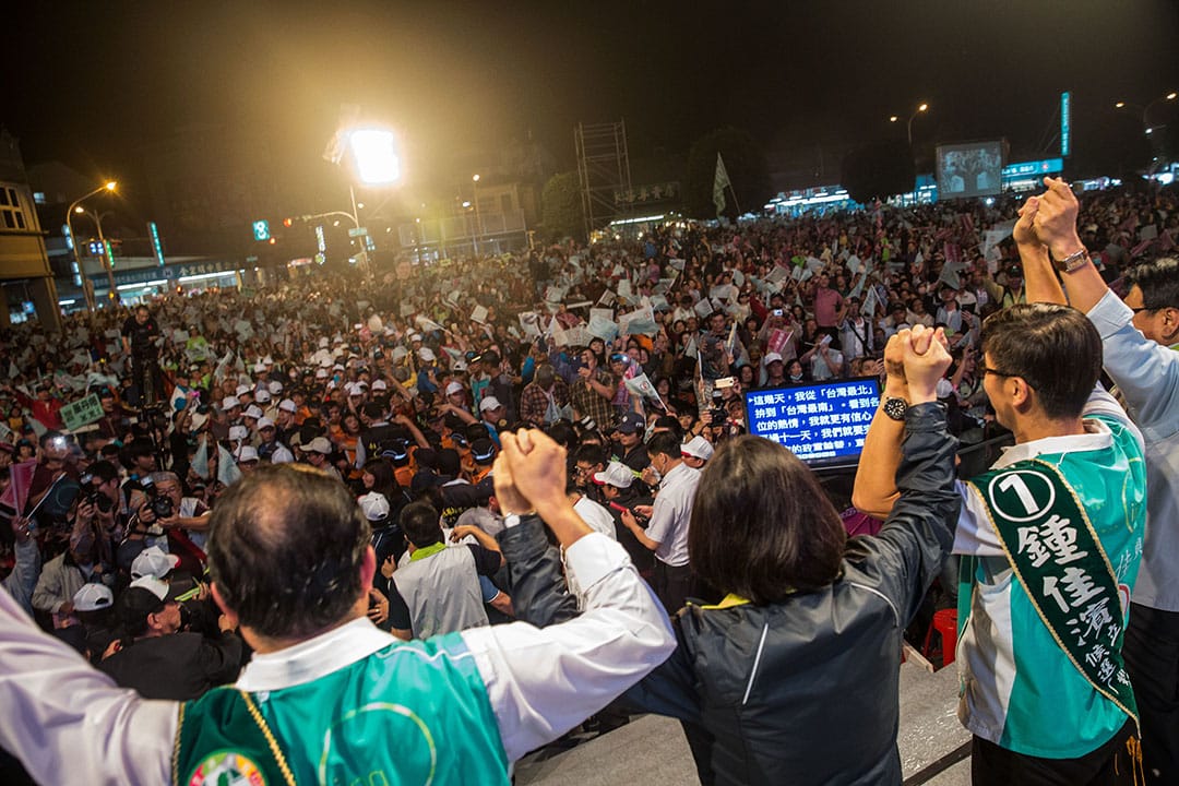 蔡英文在屏東的造勢晚會上與立委候選人、屏東前副縣長鍾佳濱手牽手拉票。攝：Billy H.C. Kwok/端傳媒