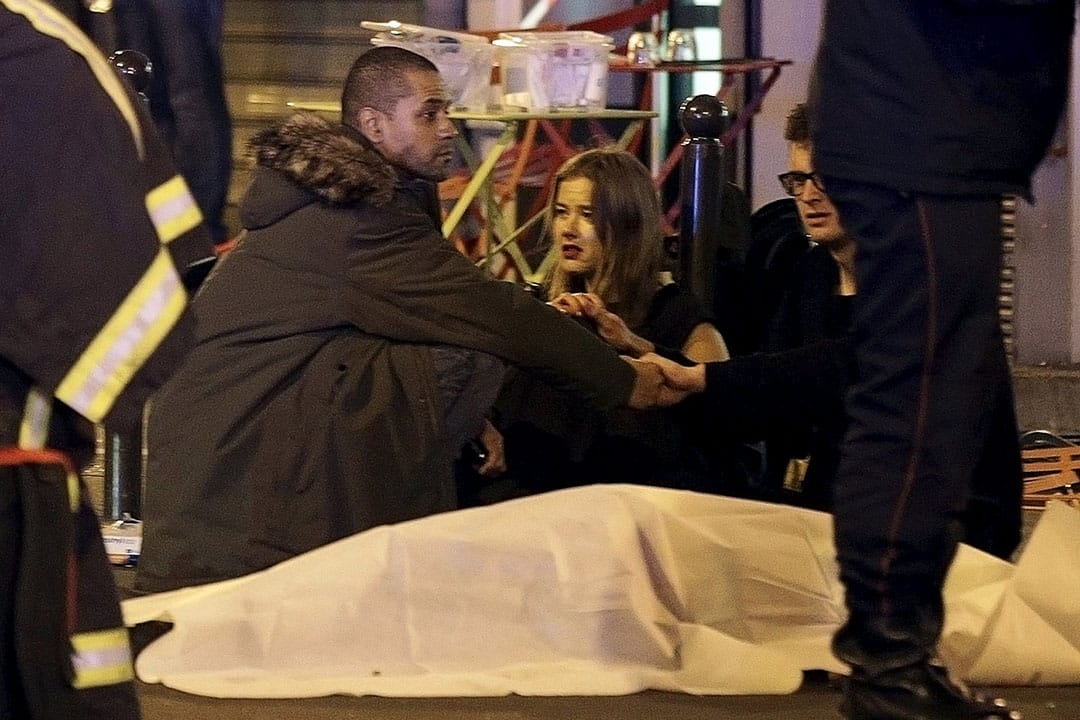 一名女子在尸体旁受惊。摄：菲利普Wojazer/ REUTERS