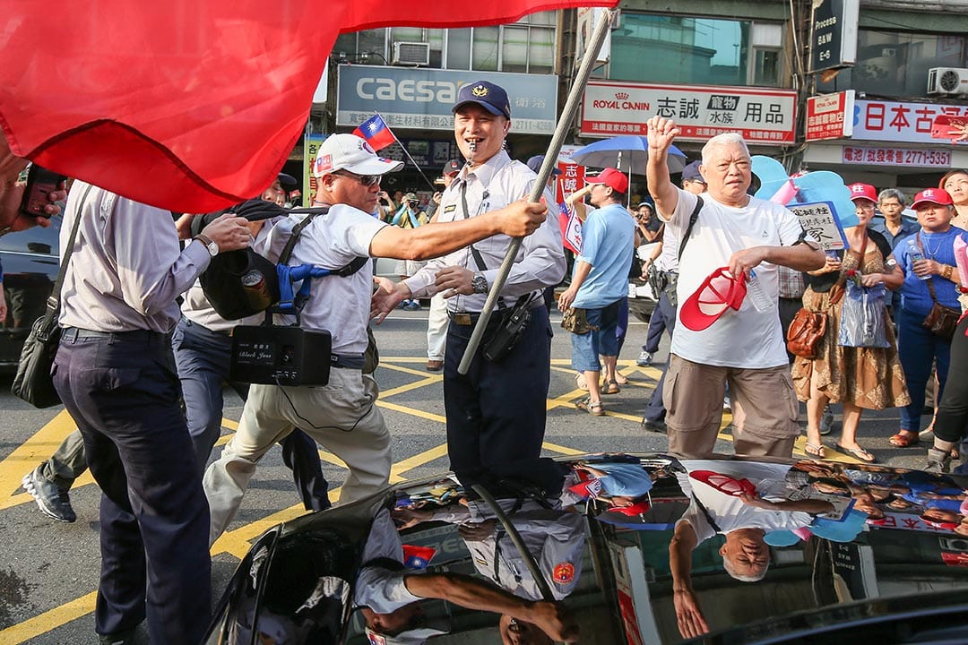 民眾企圖突破警方圍牆想要圍捕剛結束中常會立委的車。攝：張國耀/端傳媒