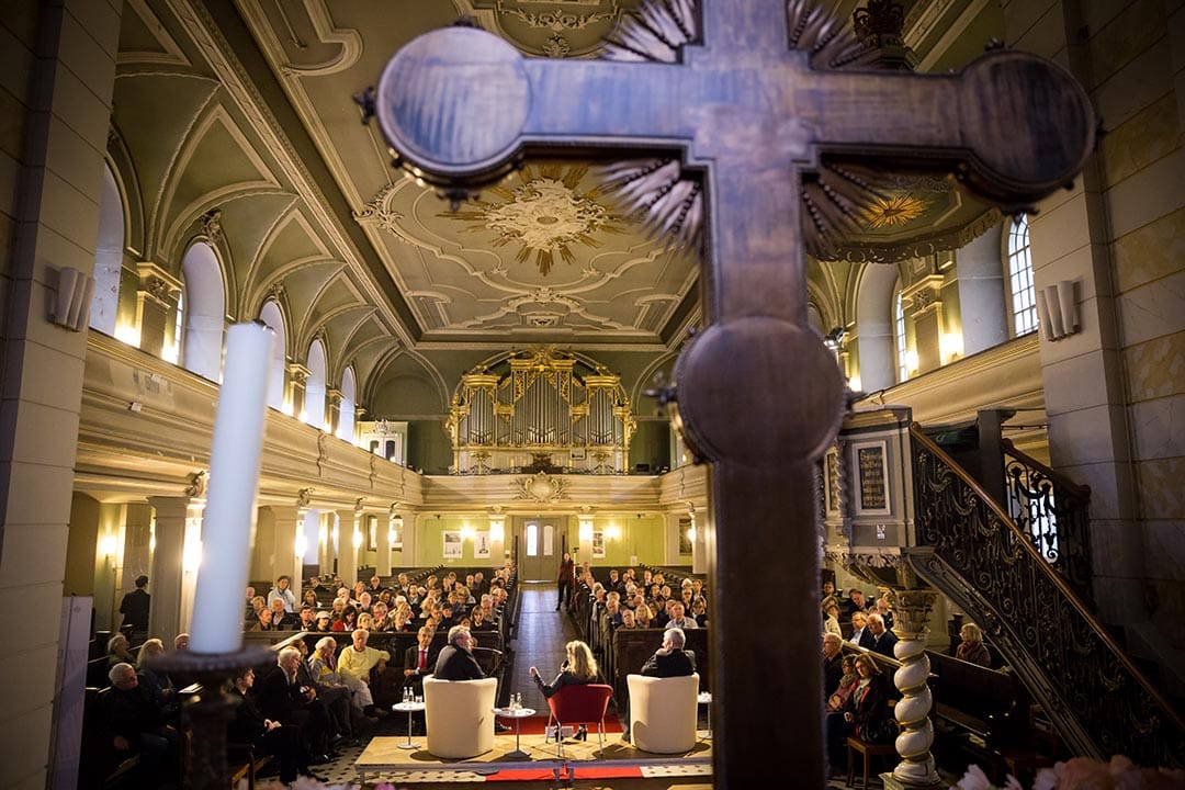 在柏林索菲教堂舉辦的新書發報會。攝 : Gordon Welters/端傳媒