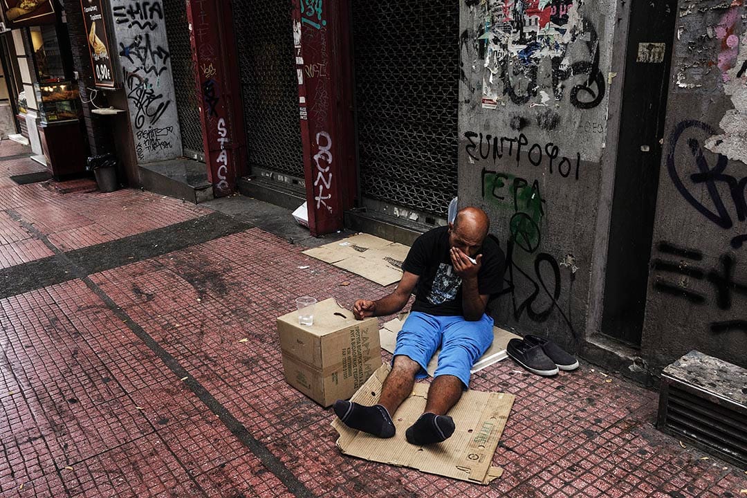 憲法廣場街邊的流浪老人。攝：Achilleas Zavallis/端傳媒