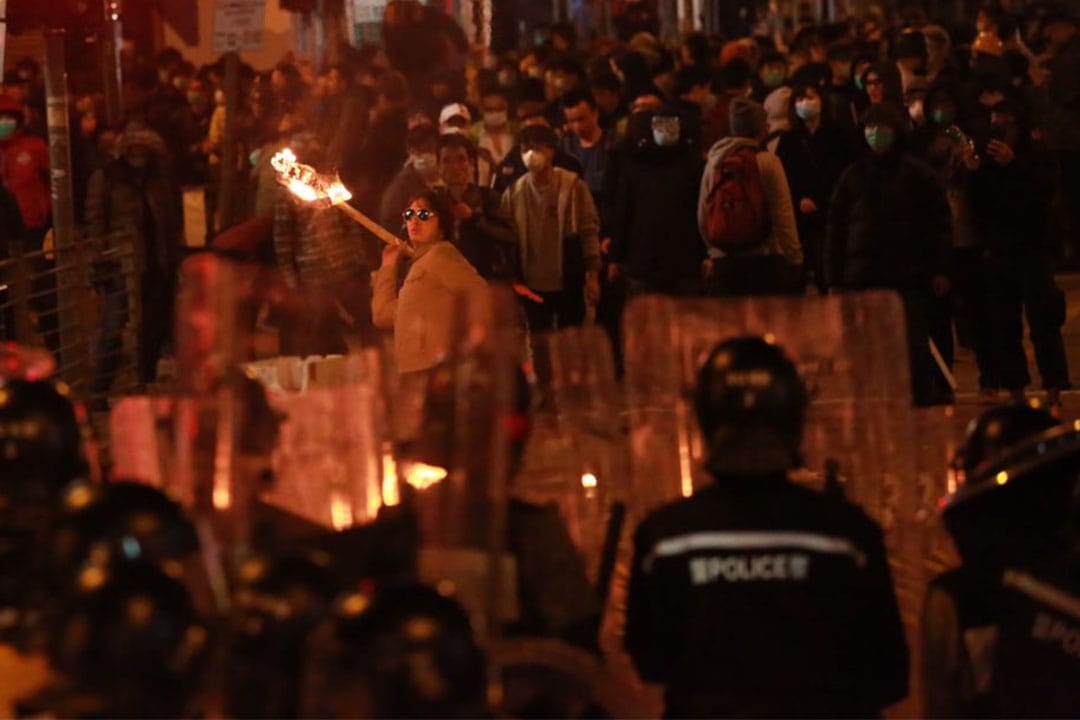 凌晨約5時，有示威者用竹枝造成火把投向警察。攝：Billy.H.C.Kowk/端傳媒