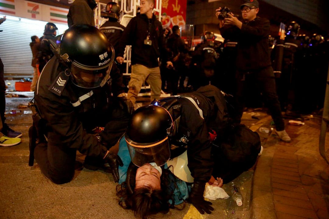 2016年2月9日凌晨二時，旺角，警員制服一名手持擴音器的示威者。攝：Billy H.C. Kwok/端傳媒