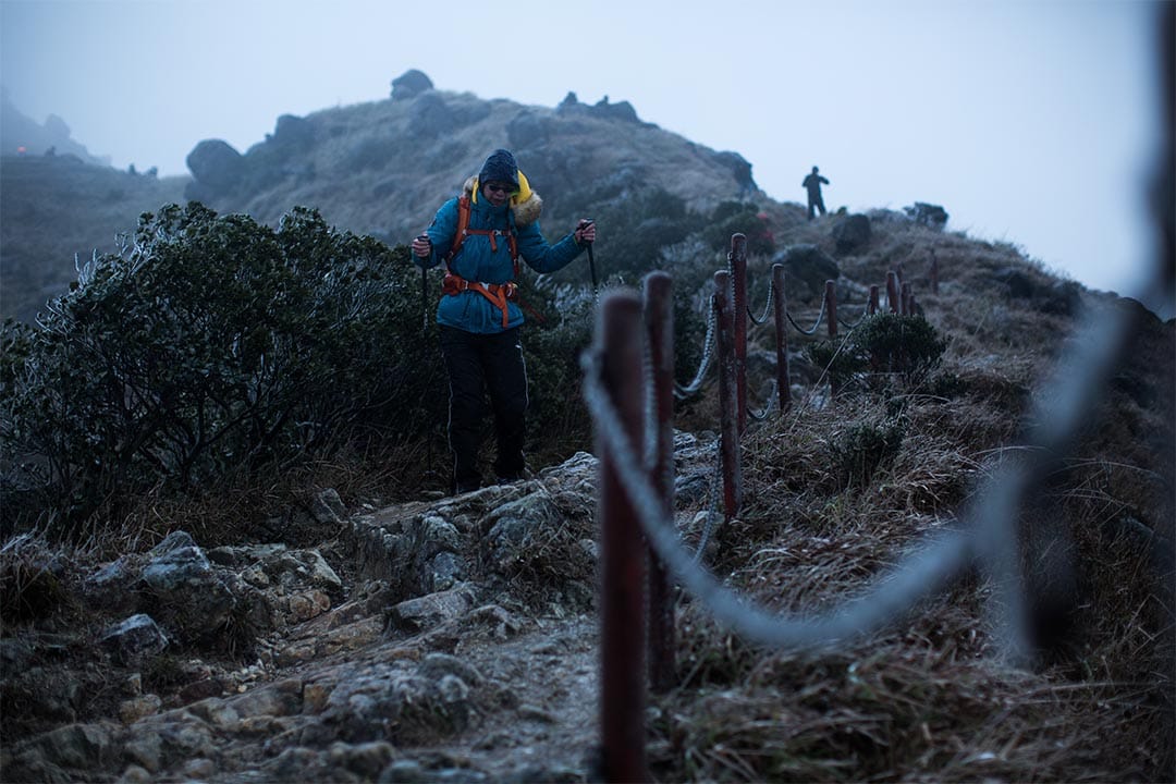 在香港爬山穿上羽绒，接近零度时也绰绰有余。摄：卢翊铭/端传媒