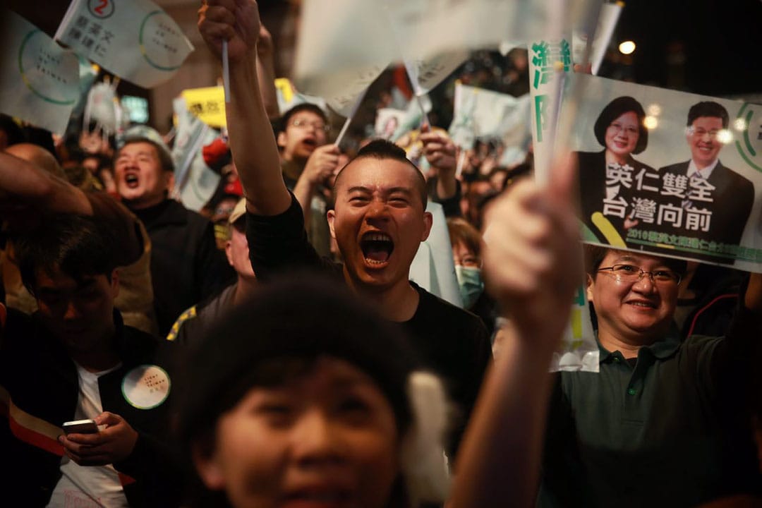 2016年1月16日，台北，蔡英文支持者得悉小英获胜后表现激动。摄：Billy H.C. Kwok/端传媒
