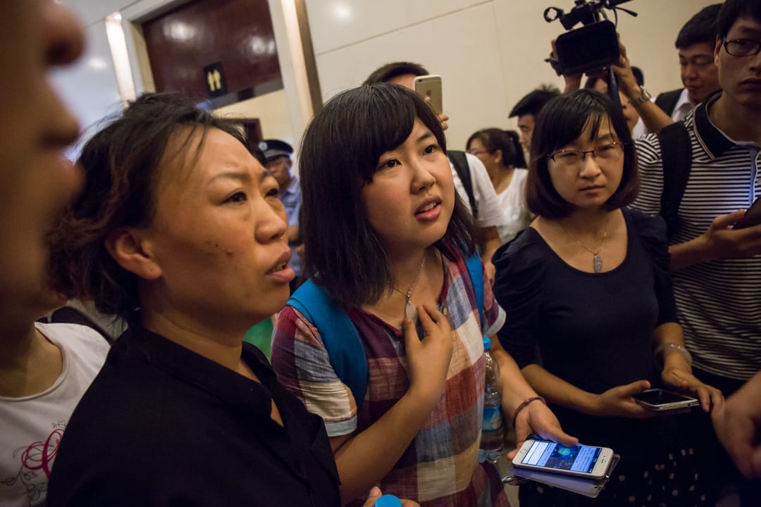 失縱的消防隊員家屬在發佈會後，要求政府人員幫忙。