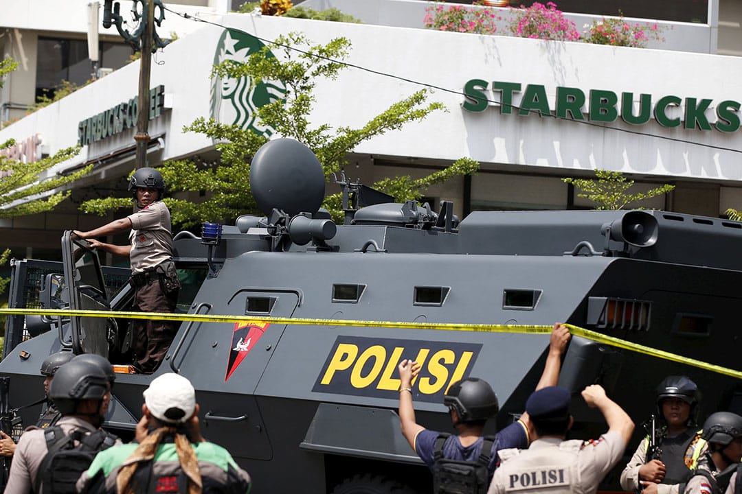 警方派出装甲车到现场支援。摄：Darren Whiteside/REUTERS