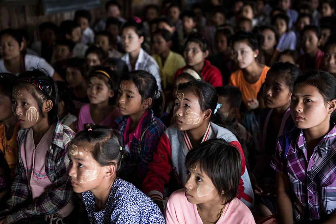 小孩们等待给予日用品和衣服。摄 : Mathieu Willcocks/端传媒