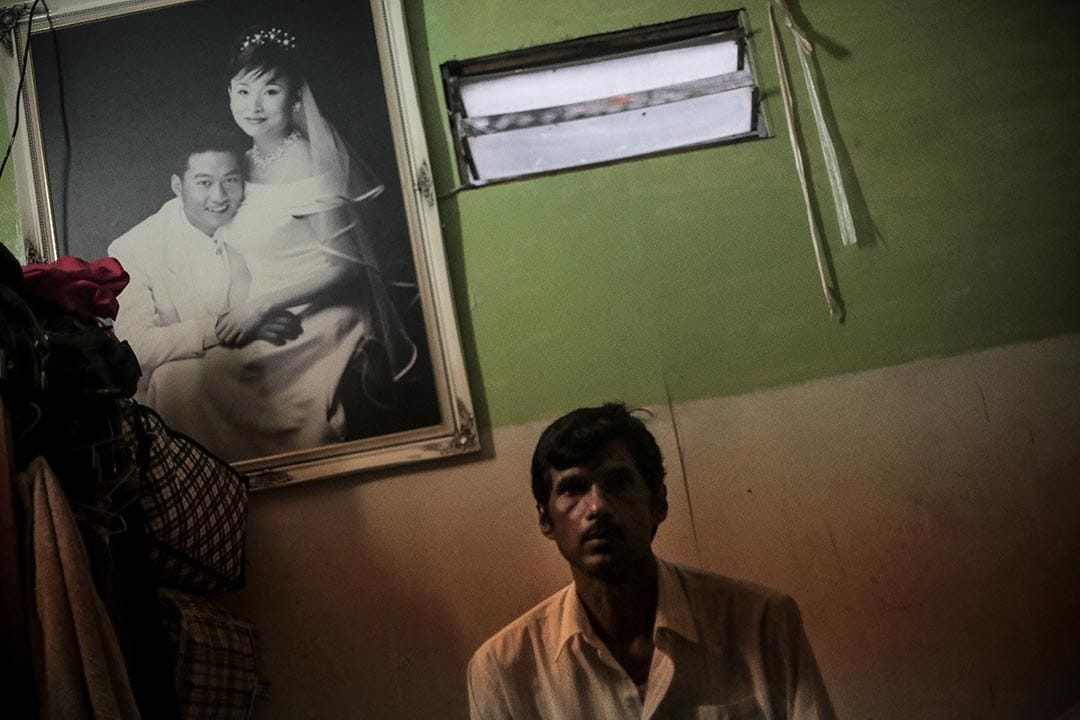 2013年，一位避难者家中最新添置的挂饰，为了让空无一物的房子有点生气，他把这幅结婚相从垃圾堆中拾了回家。摄: Billy H.C. Kwok/ 端传媒